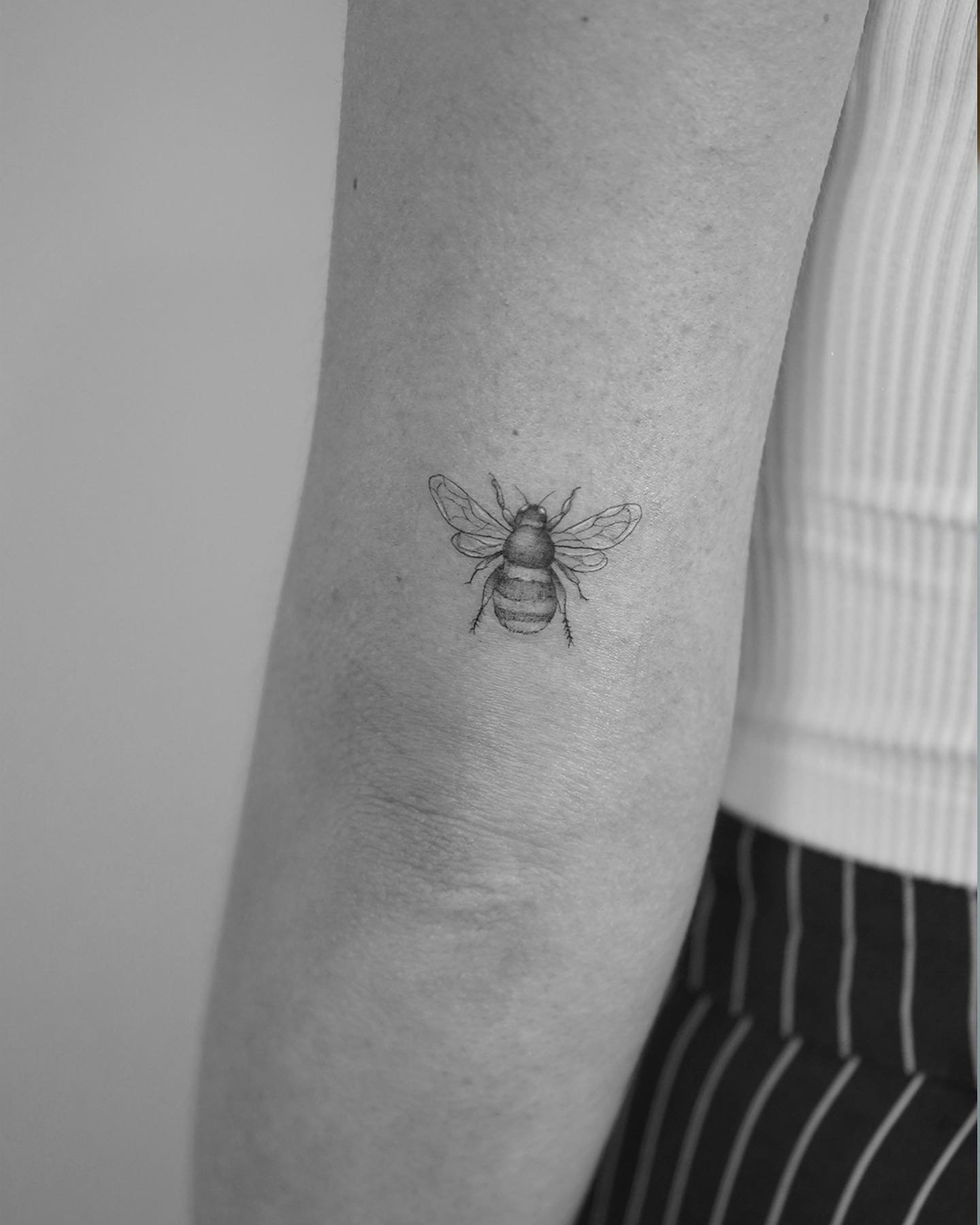 Tatuaje de mariposa en antebrazo, línea fina Sinkply Madrid