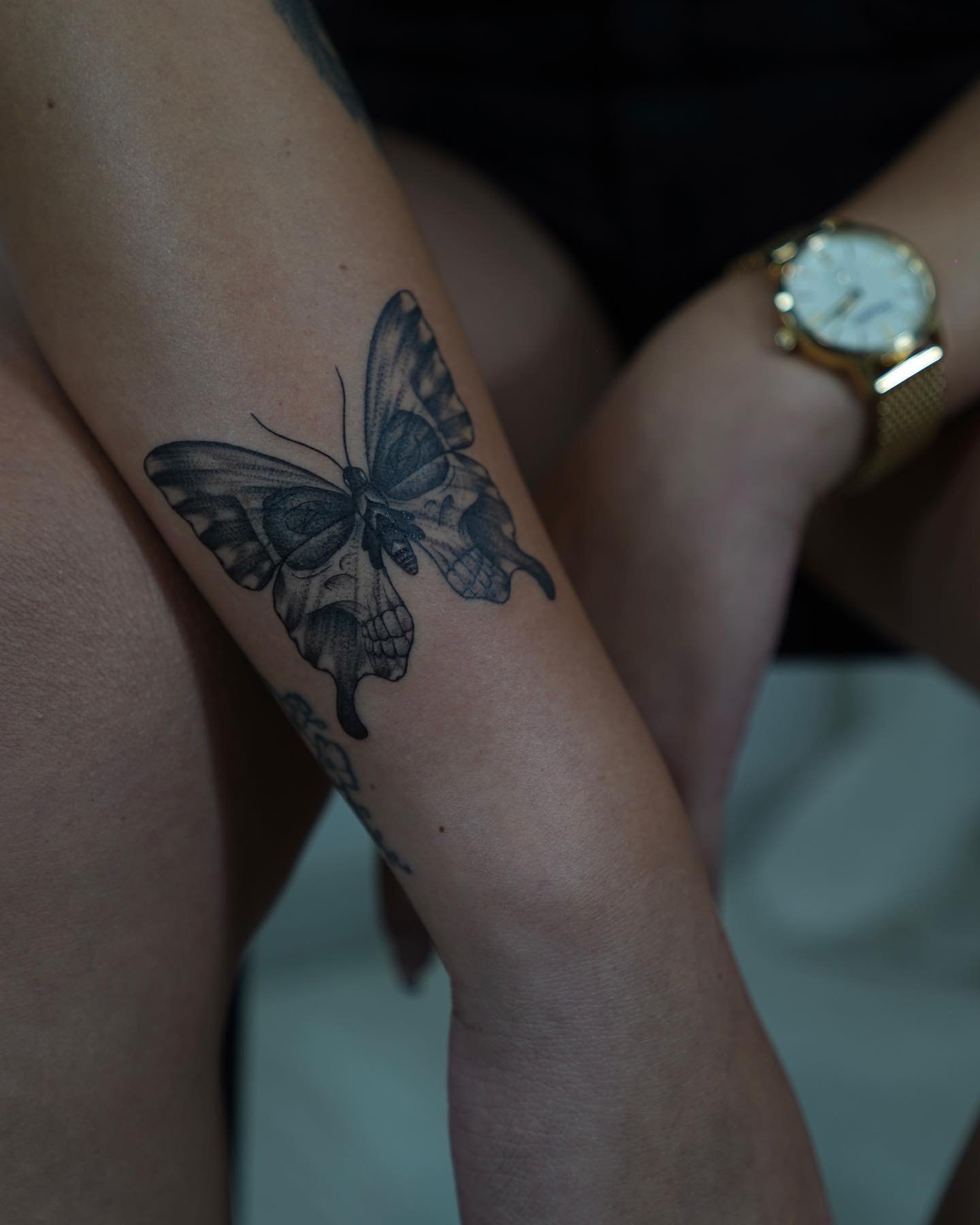 Tatuaje de mariposa en antebrazo, línea fina Sinkply Madrid