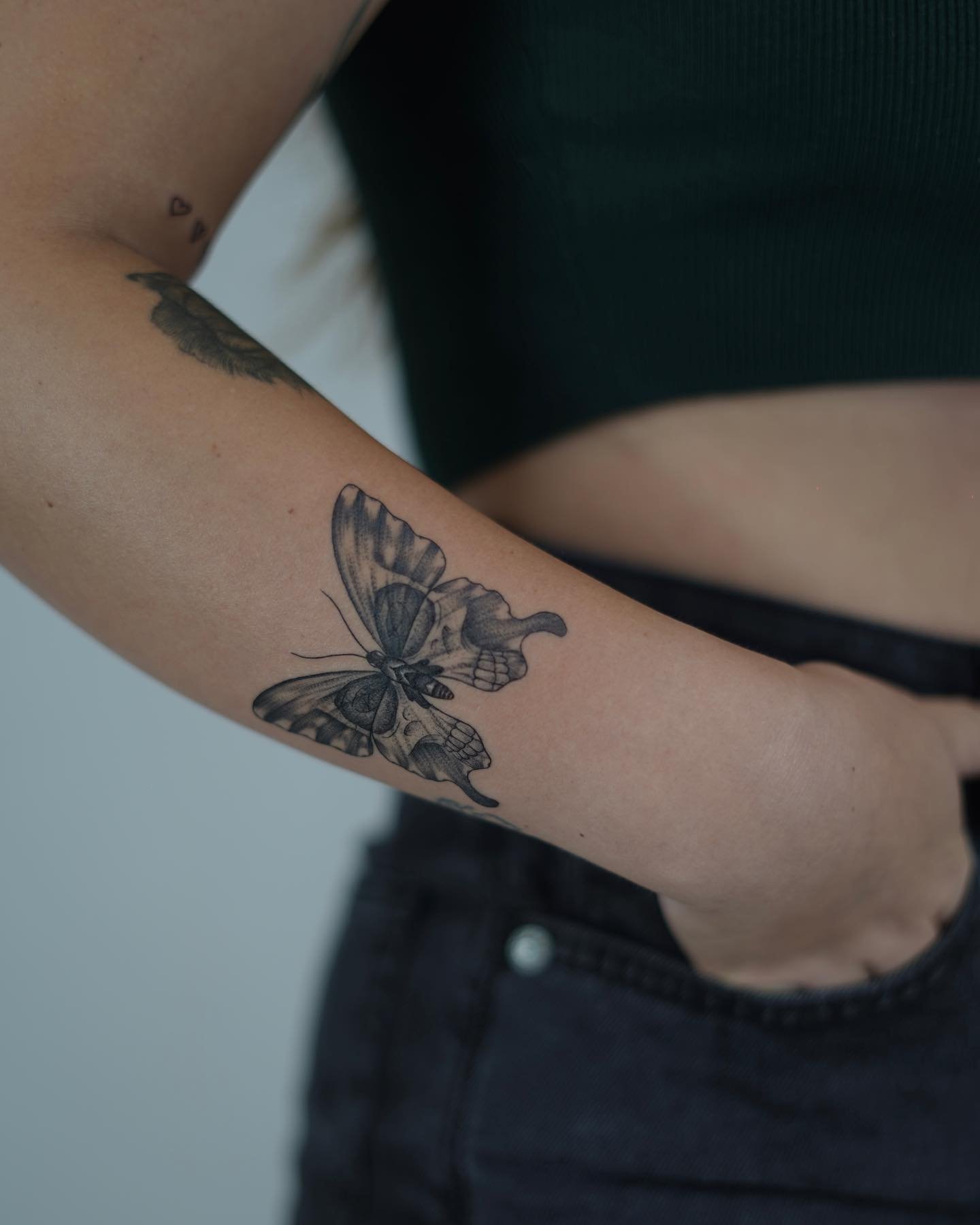 Tatuaje de mariposa en antebrazo, línea fina Sinkply Madrid
