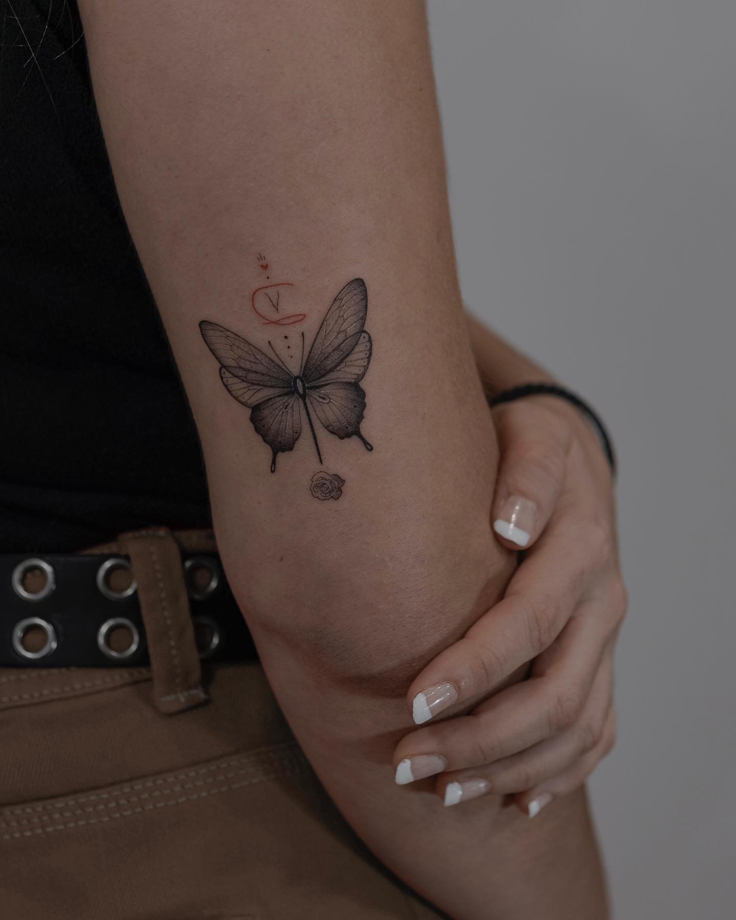 Tatuaje de mariposa en antebrazo, línea fina Sinkply Madrid