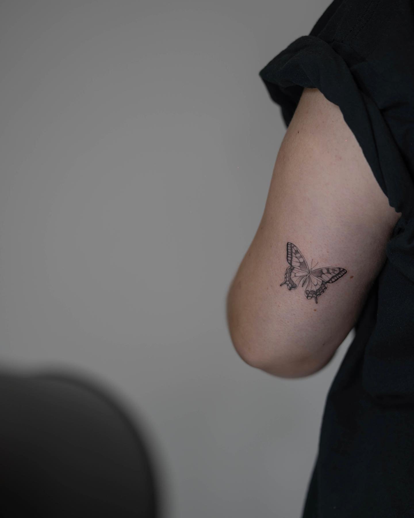 Tatuaje de mariposa en antebrazo, línea fina Sinkply Madrid