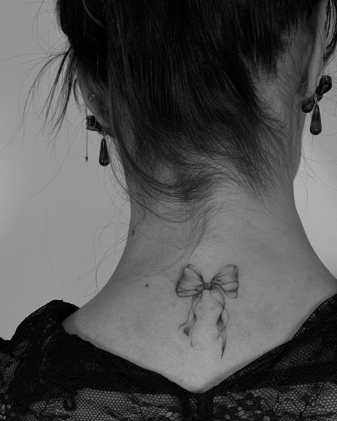 Tatuaje de mariposa en antebrazo, línea fina Sinkply Madrid