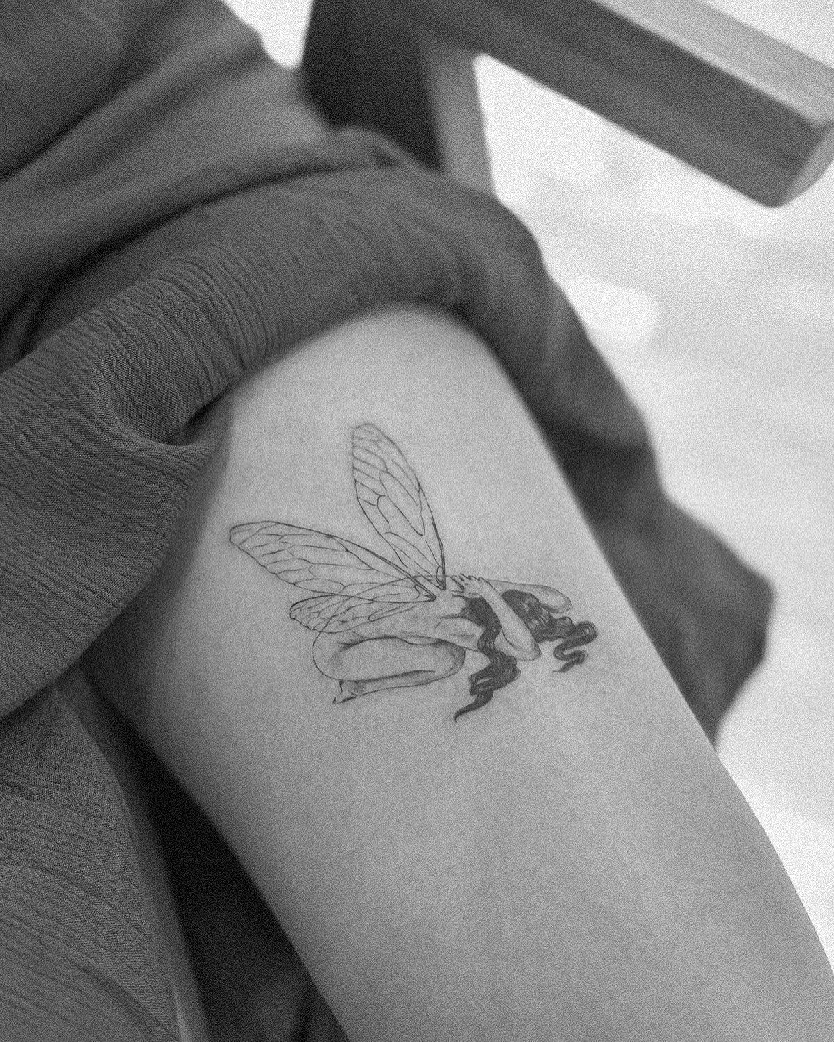 Tatuaje de mariposa en antebrazo, línea fina Sinkply Madrid