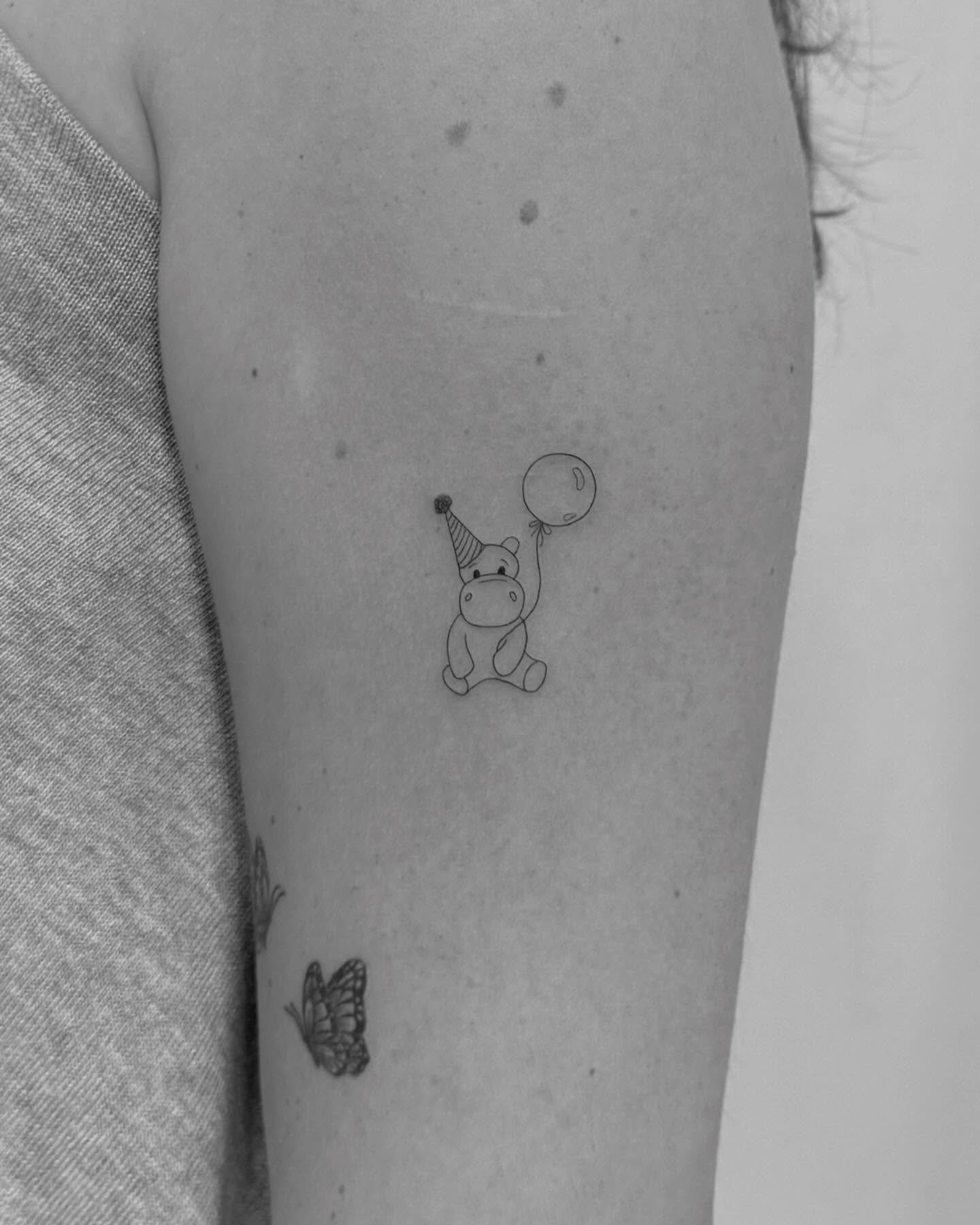Tatuaje de mariposa en antebrazo, línea fina Sinkply Madrid