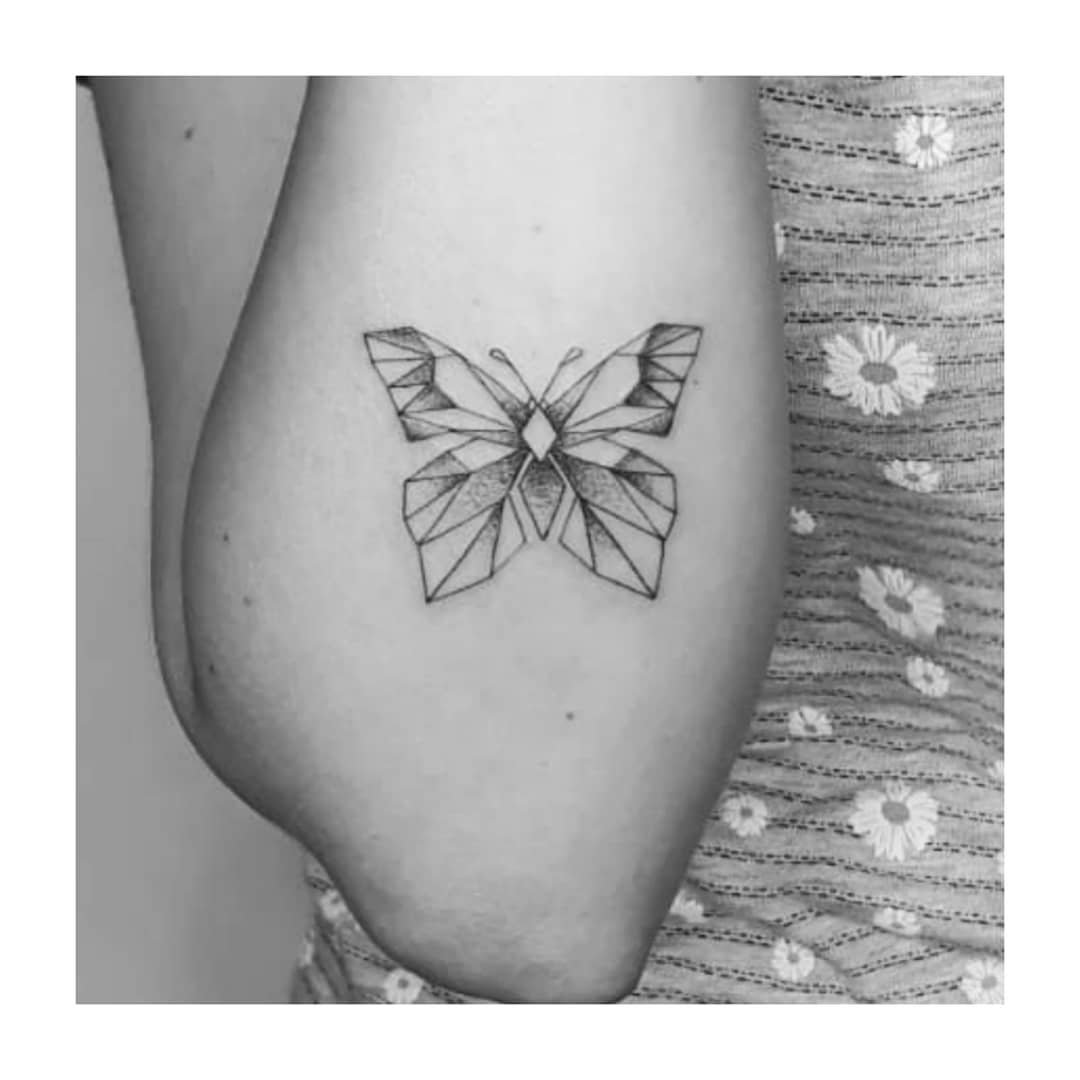 Tatuaje de mariposa en antebrazo, línea fina Sinkply Madrid