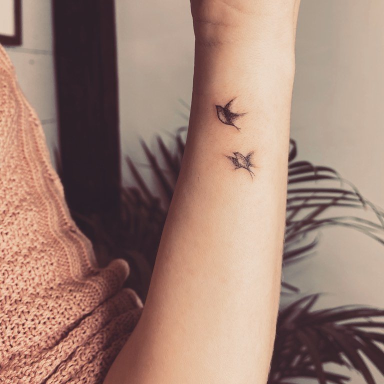 Tatuaje de mariposa en antebrazo, línea fina Sinkply Madrid