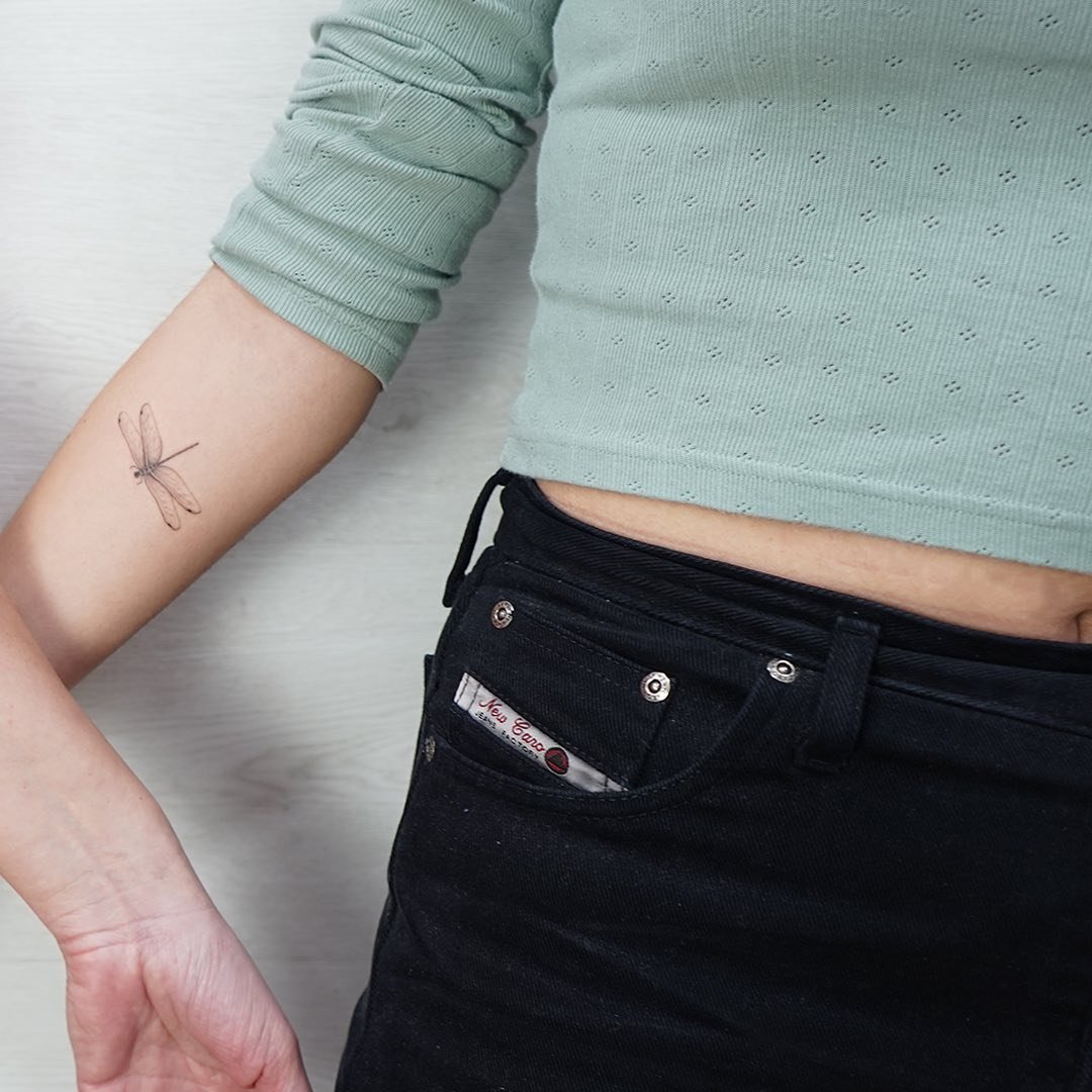 Tatuaje de mariposa en antebrazo, línea fina Sinkply Madrid