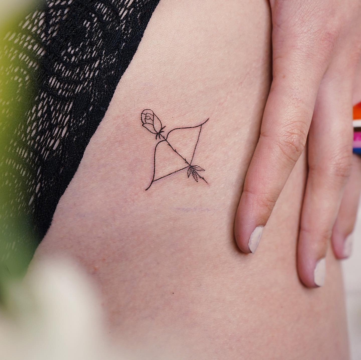 Tatuaje de mariposa en antebrazo, línea fina Sinkply Madrid
