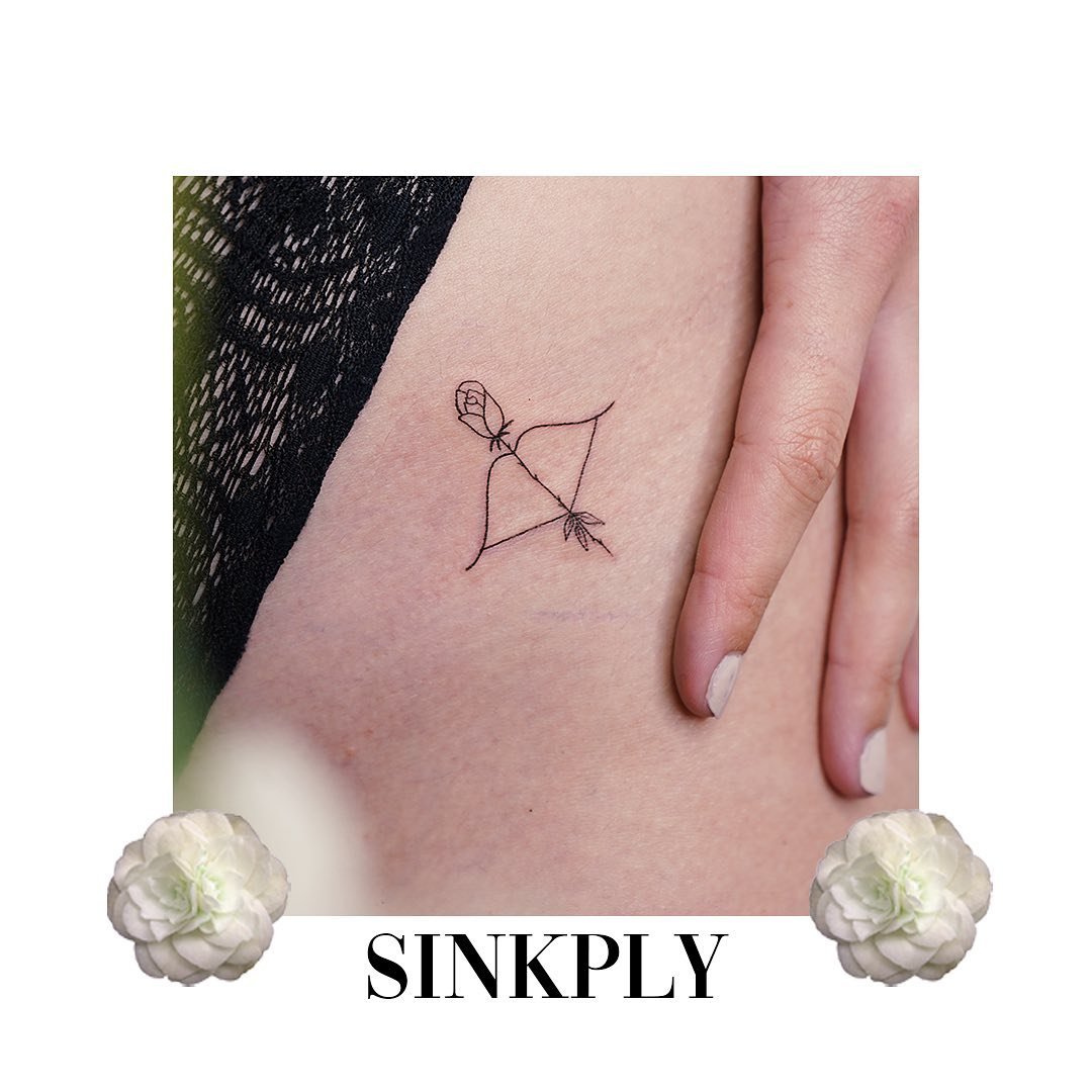 Tatuaje de mariposa en antebrazo, línea fina Sinkply Madrid