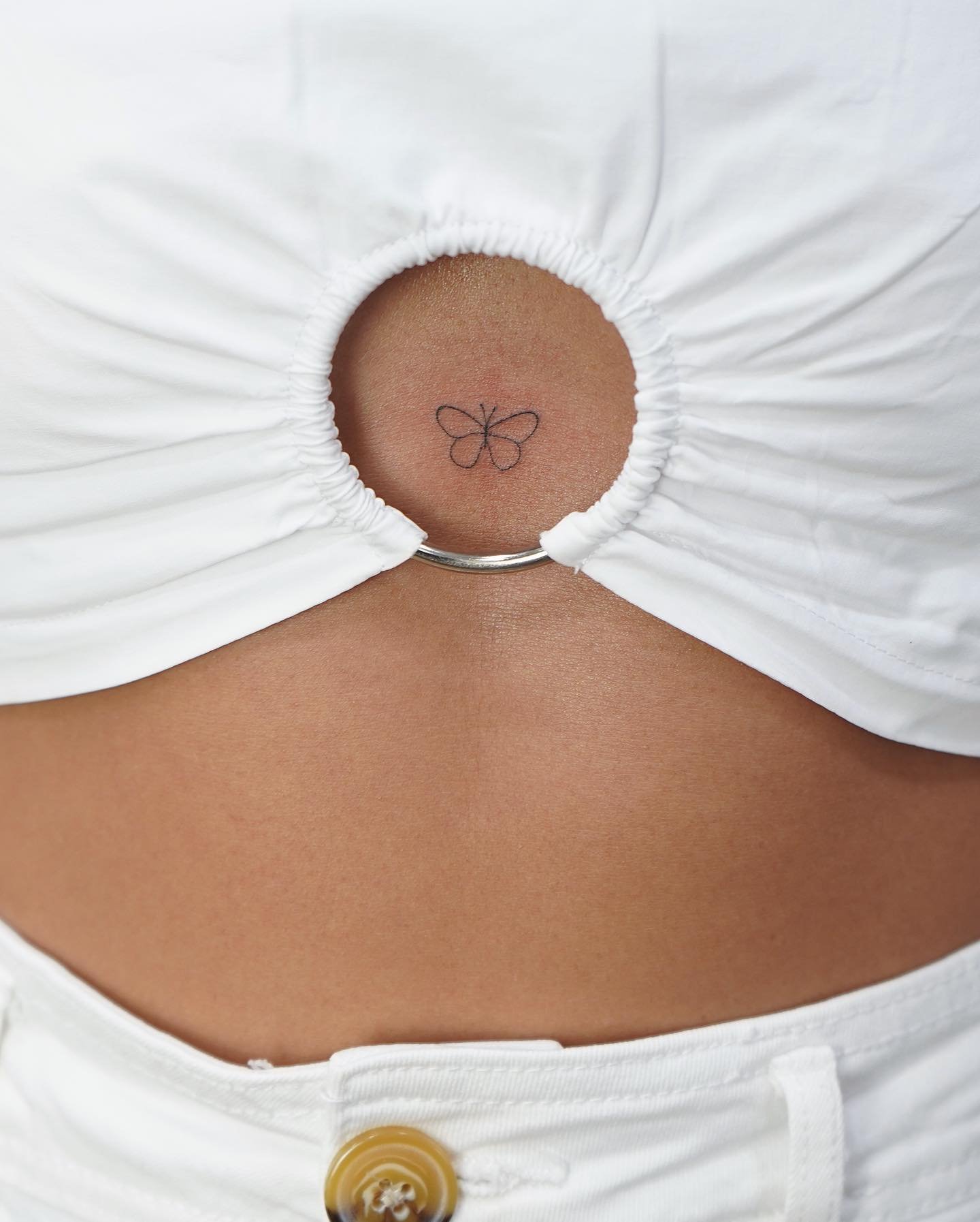 Tatuaje de mariposa en antebrazo, línea fina Sinkply Madrid