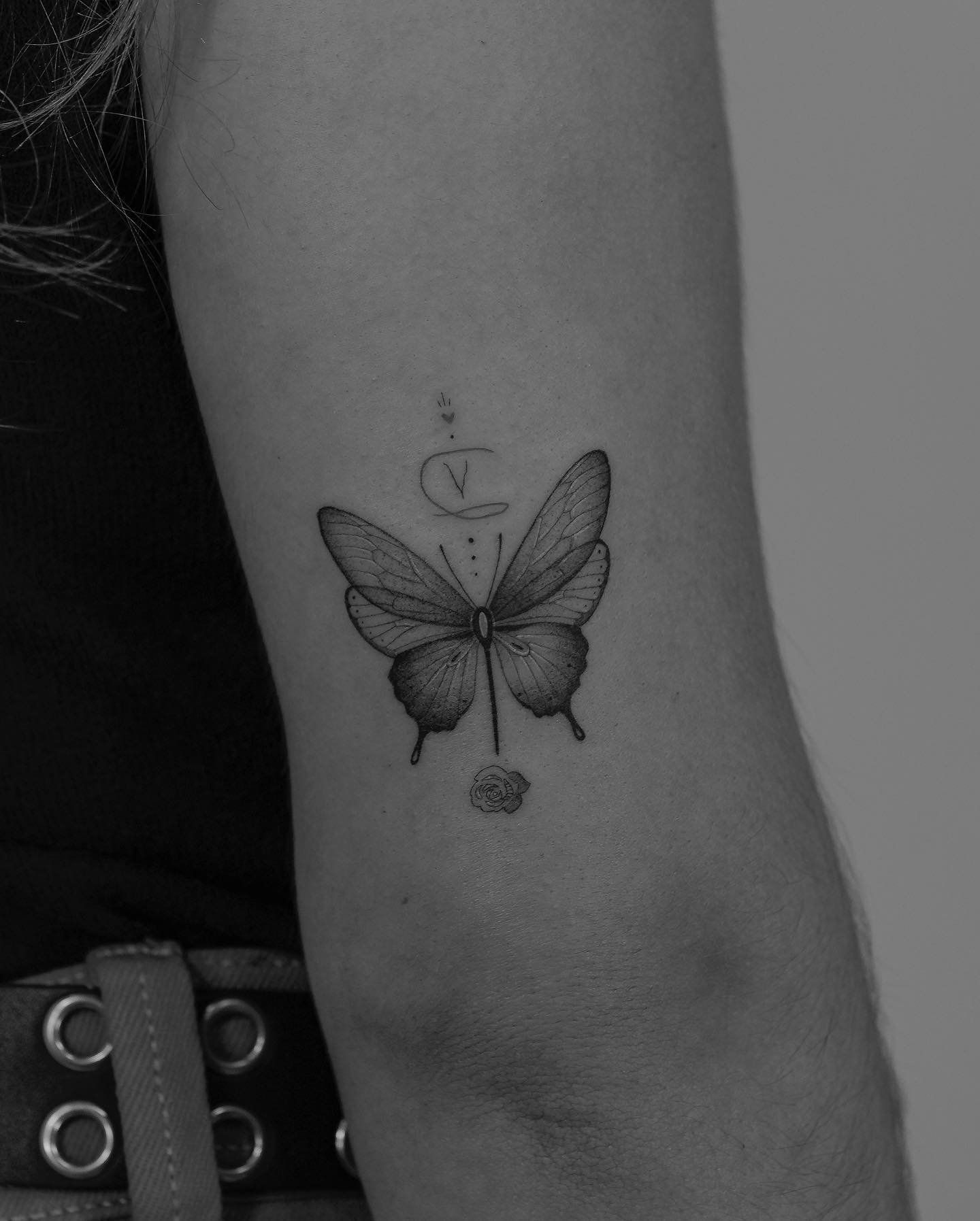 Tatuaje de mariposa en antebrazo, línea fina Sinkply Madrid