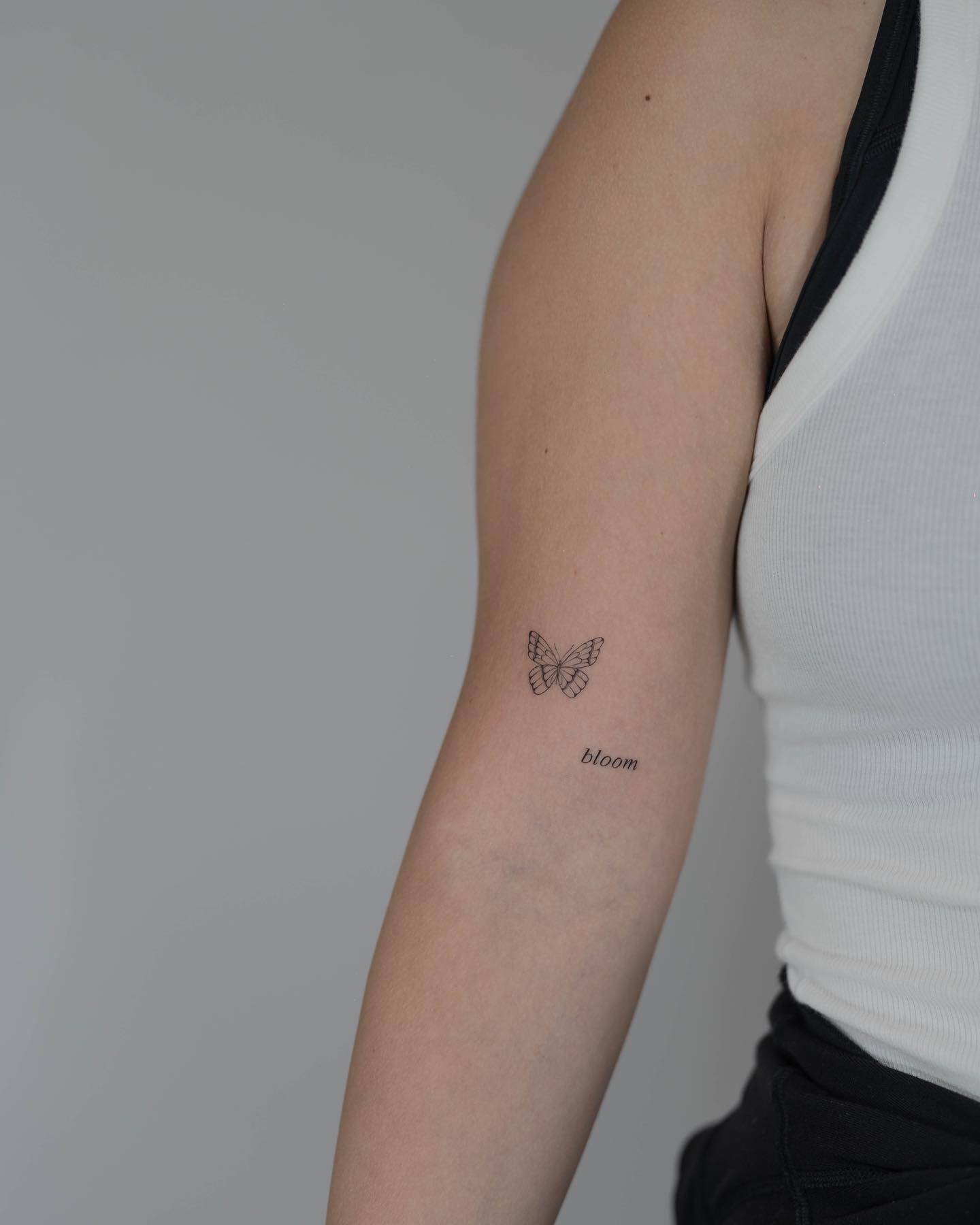 Tatuaje de mariposa en antebrazo, línea fina Sinkply Madrid
