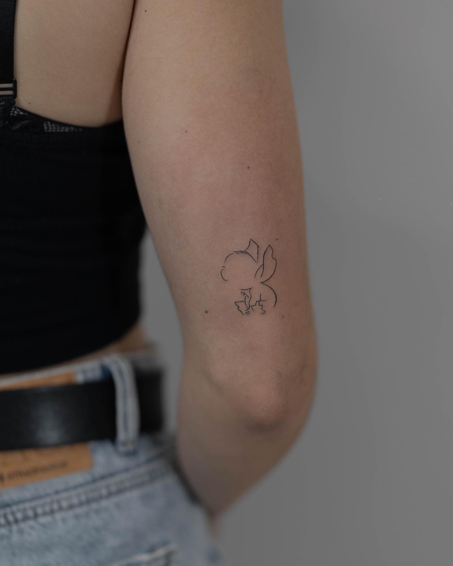 Tatuaje de mariposa en antebrazo, línea fina Sinkply Madrid