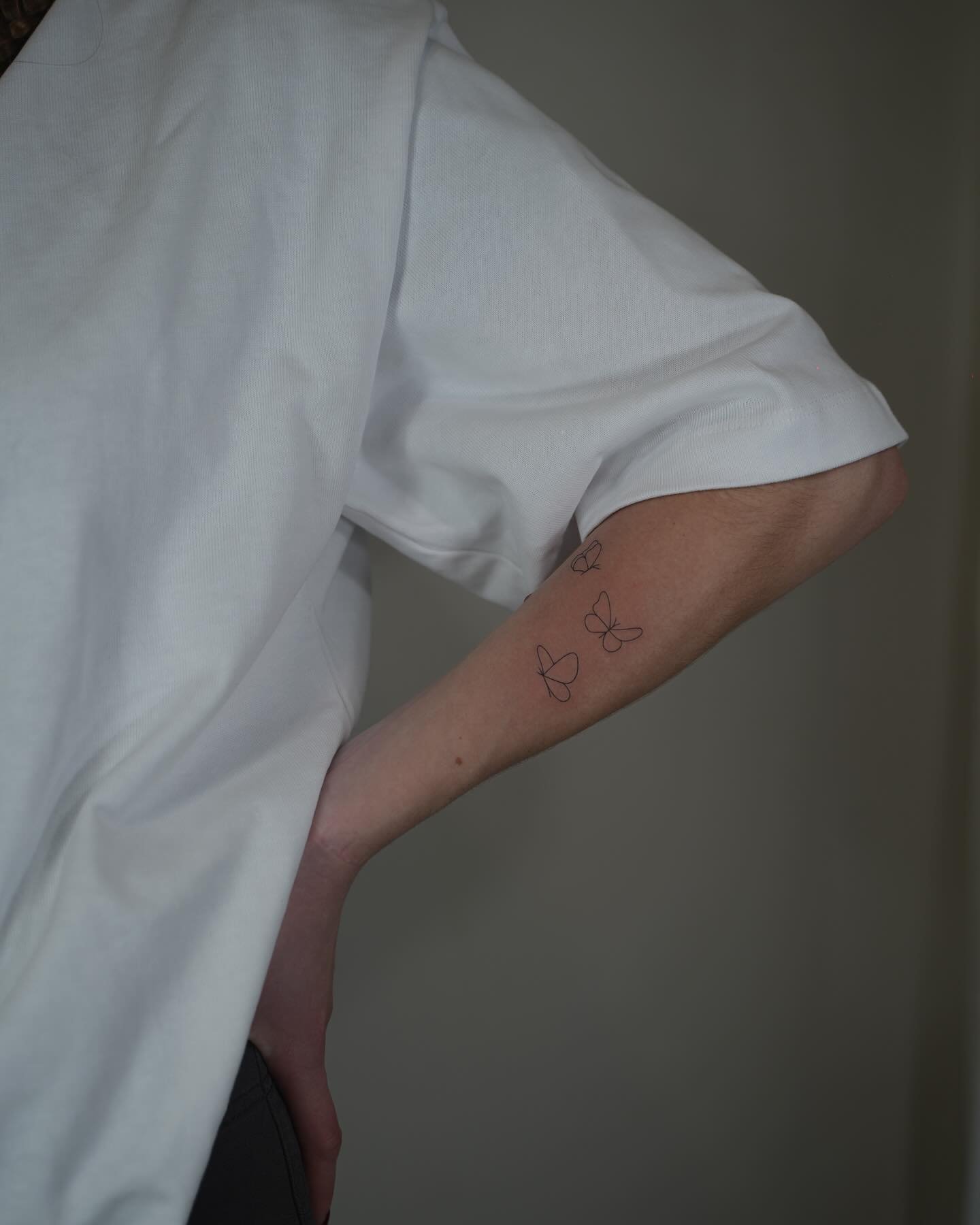 Tatuaje de mariposa en antebrazo, línea fina Sinkply Madrid
