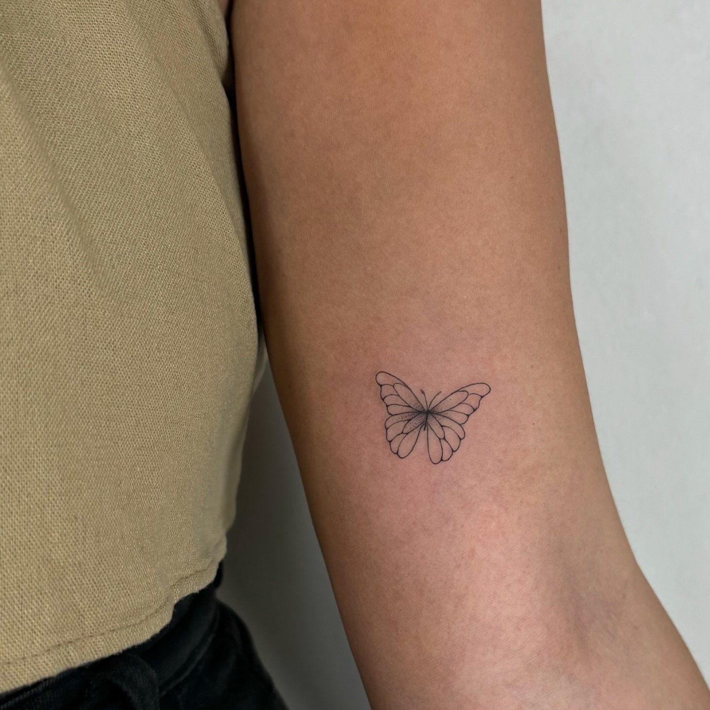 Tatuaje de mariposa en antebrazo, línea fina Sinkply Madrid