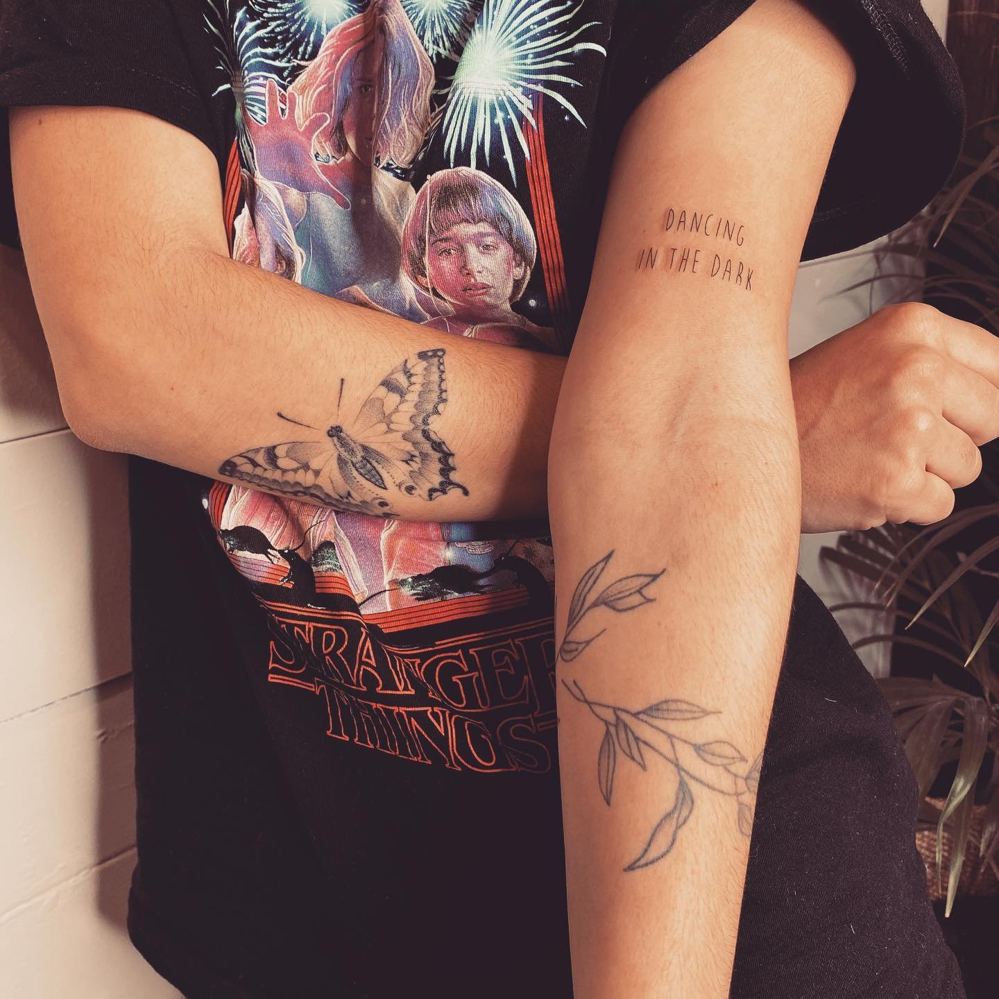 Tatuaje de mariposa en brazo, línea fina Sinkply Madrid