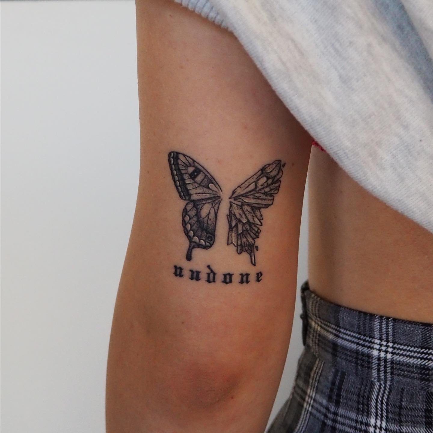Tatuaje de mariposa en brazo, línea fina Sinkply Madrid