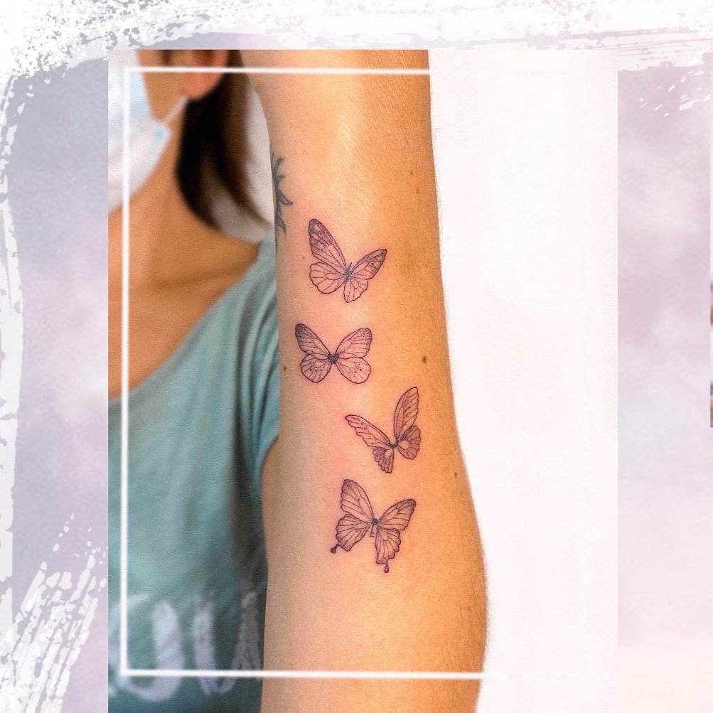 Tatuaje de mariposa en brazo, línea fina Sinkply Madrid