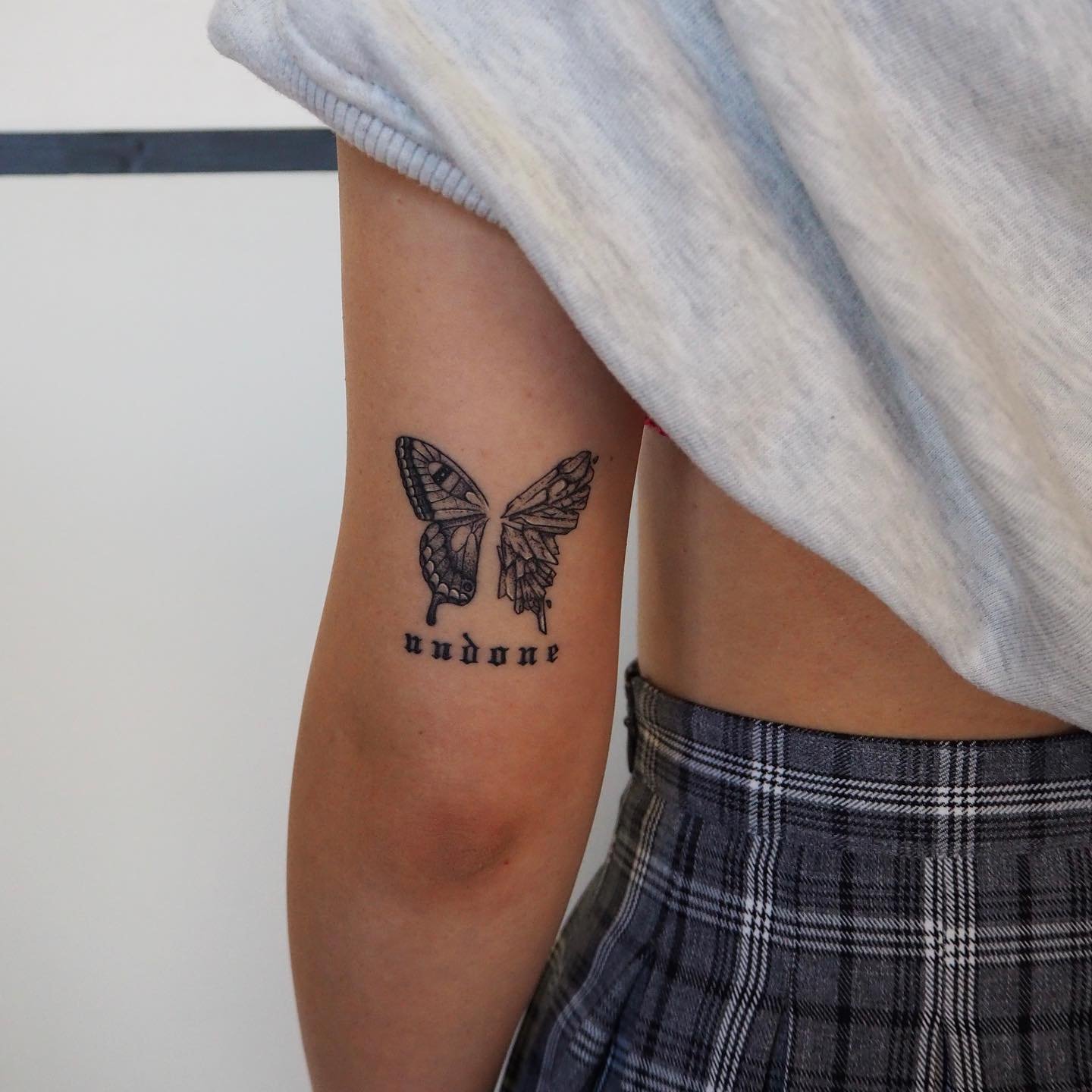 Tatuaje de mariposa en brazo, línea fina Sinkply Madrid