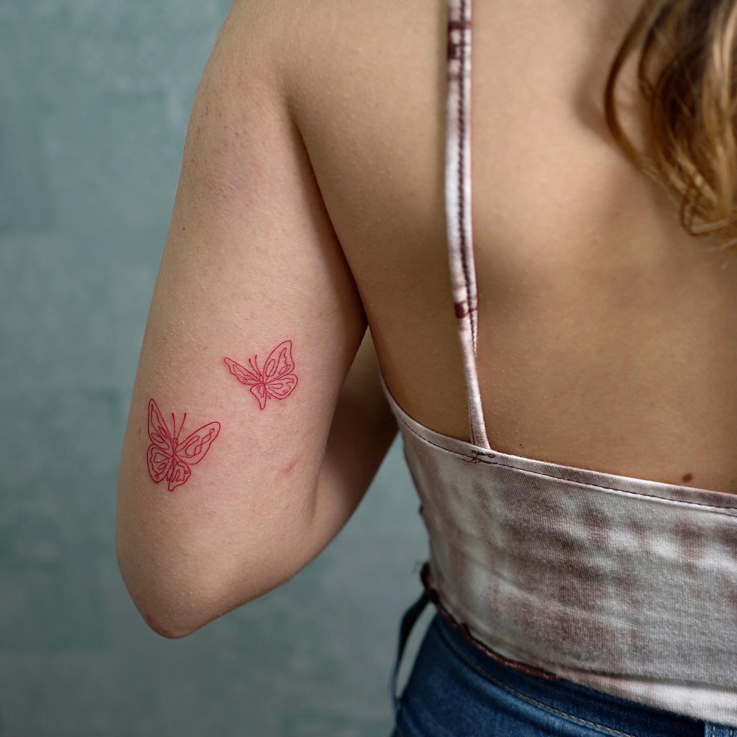 Tatuaje de mariposa en brazo, línea fina Sinkply Madrid