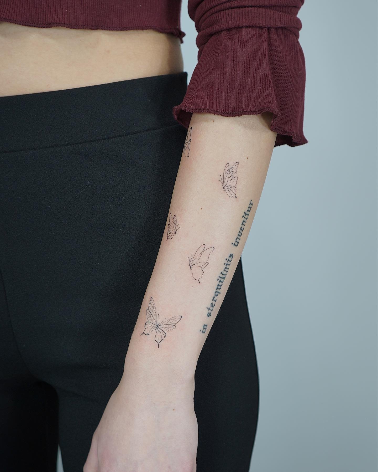 Tatuaje de mariposa en brazo, línea fina Sinkply Madrid