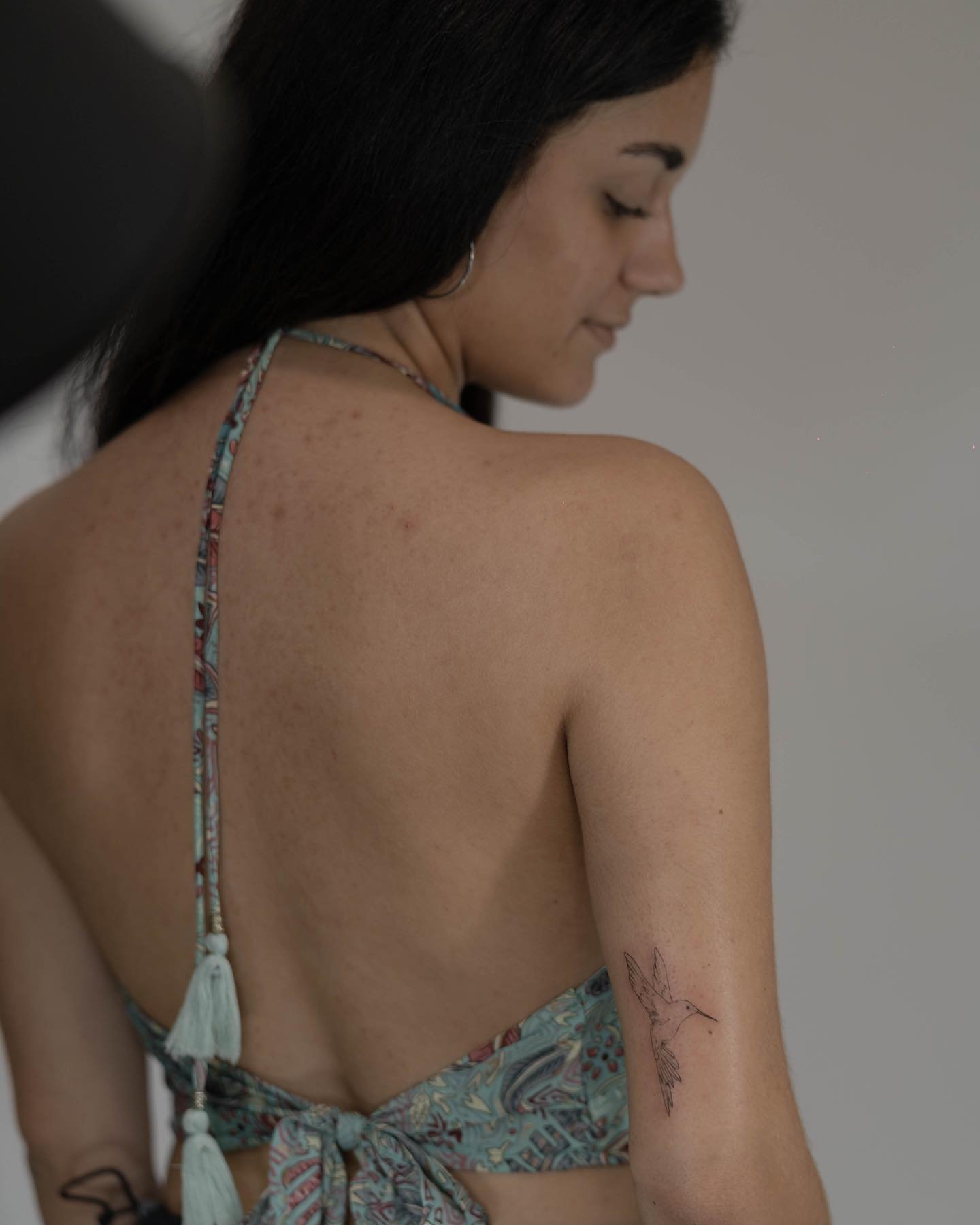 Tatuaje de mariposa en brazo, línea fina Sinkply Madrid