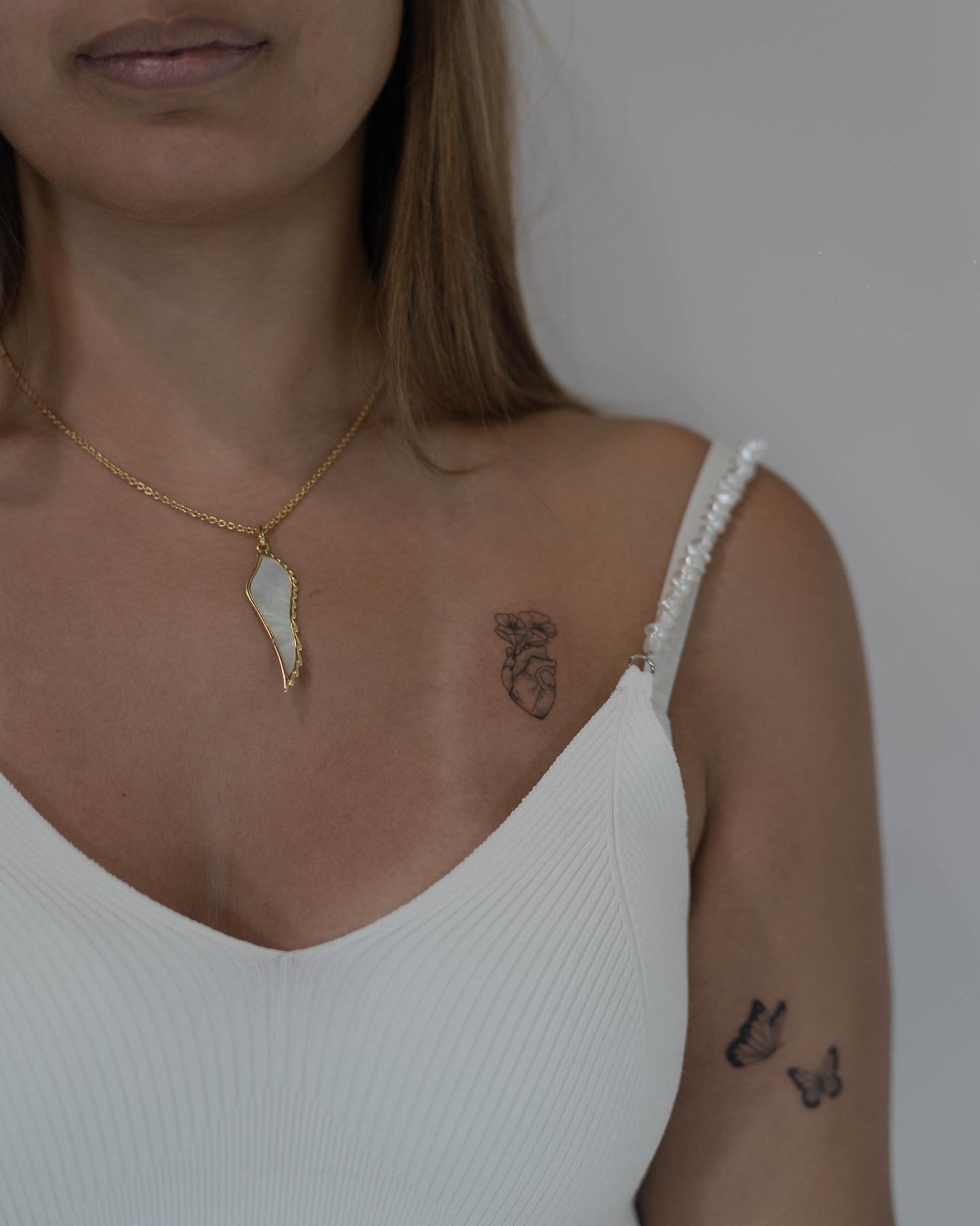 Tatuaje de mariposa en brazo, línea fina Sinkply Madrid