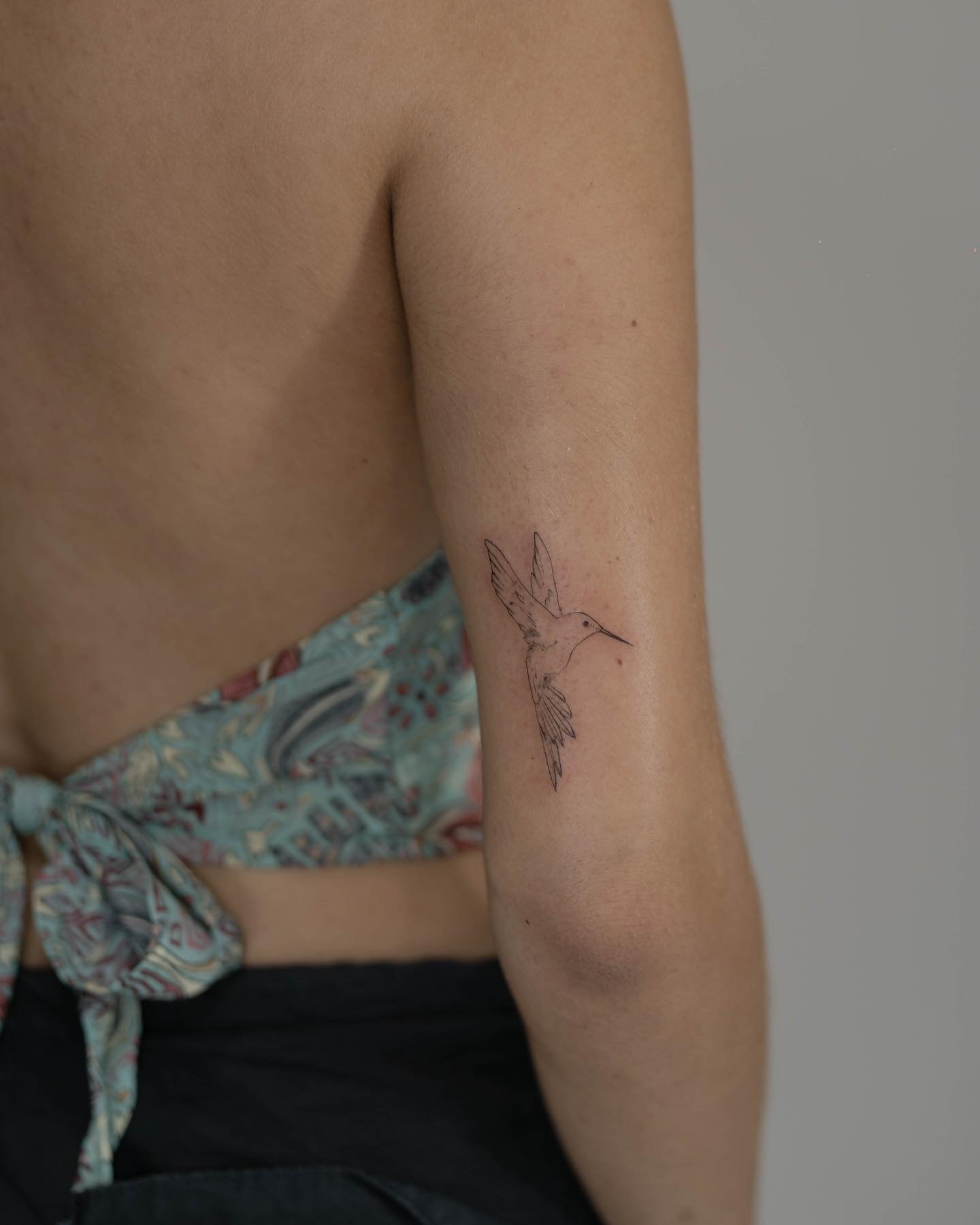Tatuaje de mariposa en brazo, línea fina Sinkply Madrid
