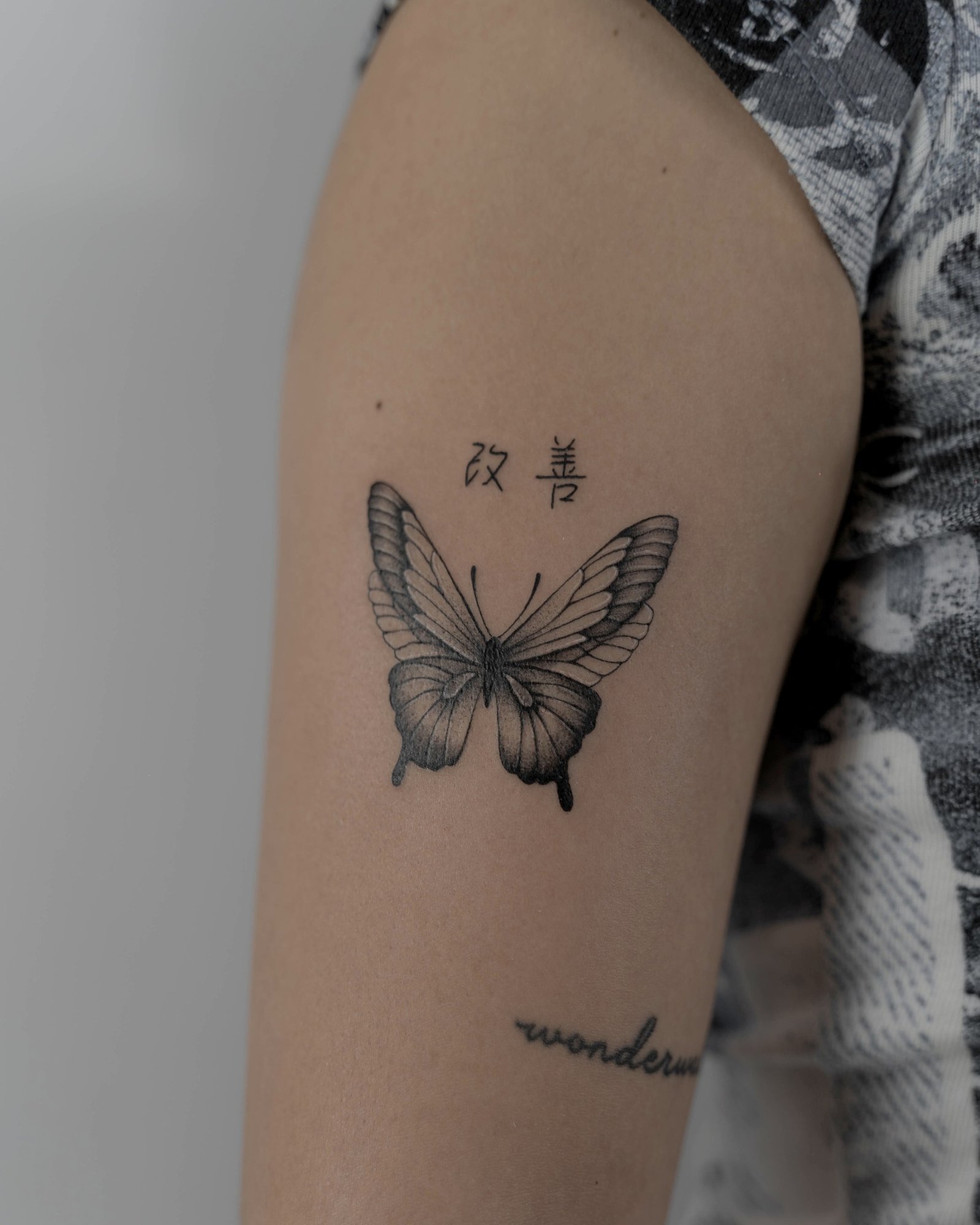 Tatuaje de mariposa en brazo, línea fina Sinkply Madrid