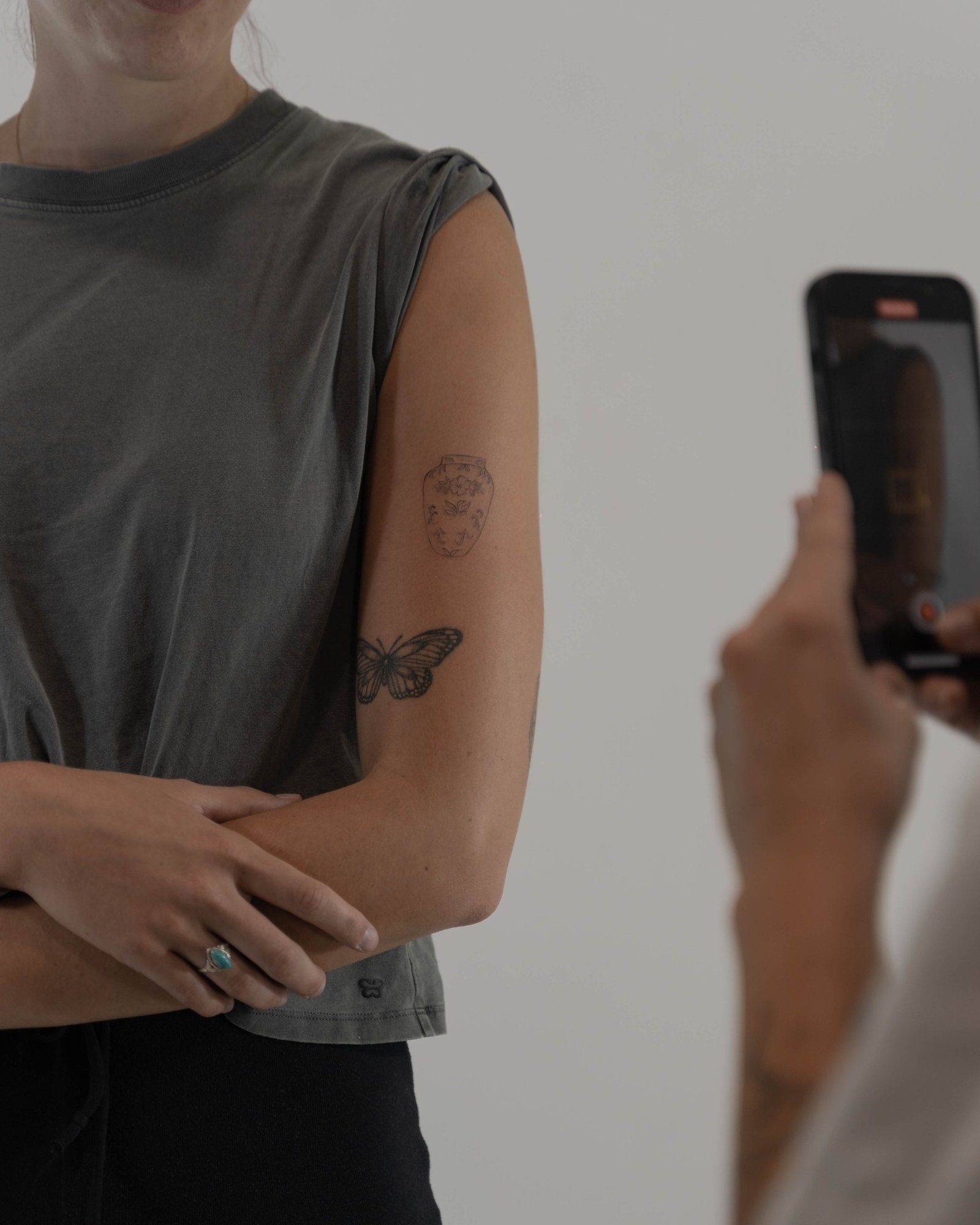 Tatuaje de mariposa en brazo, línea fina Sinkply Madrid