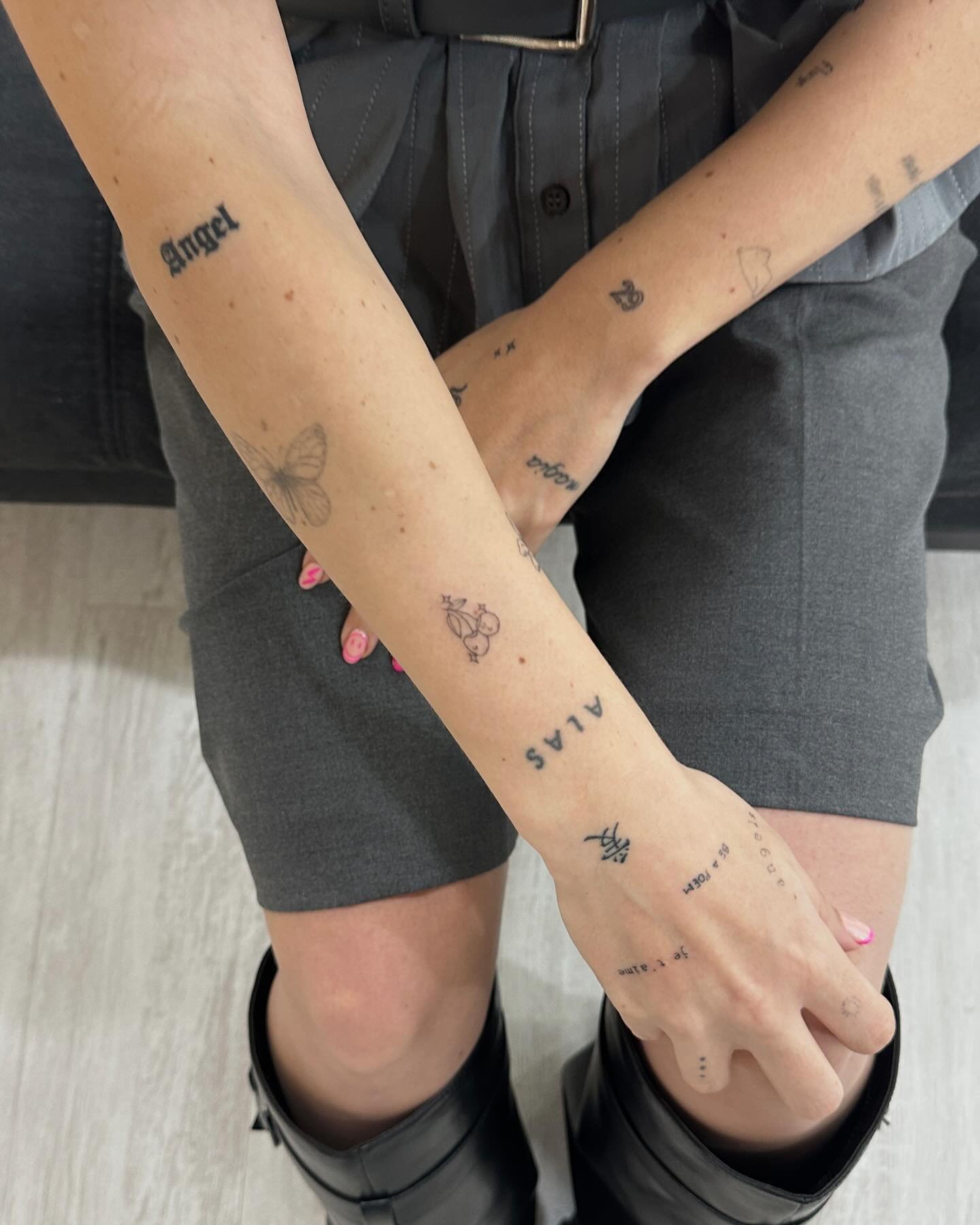 Tatuaje de mariposa en brazo, línea fina Sinkply Madrid