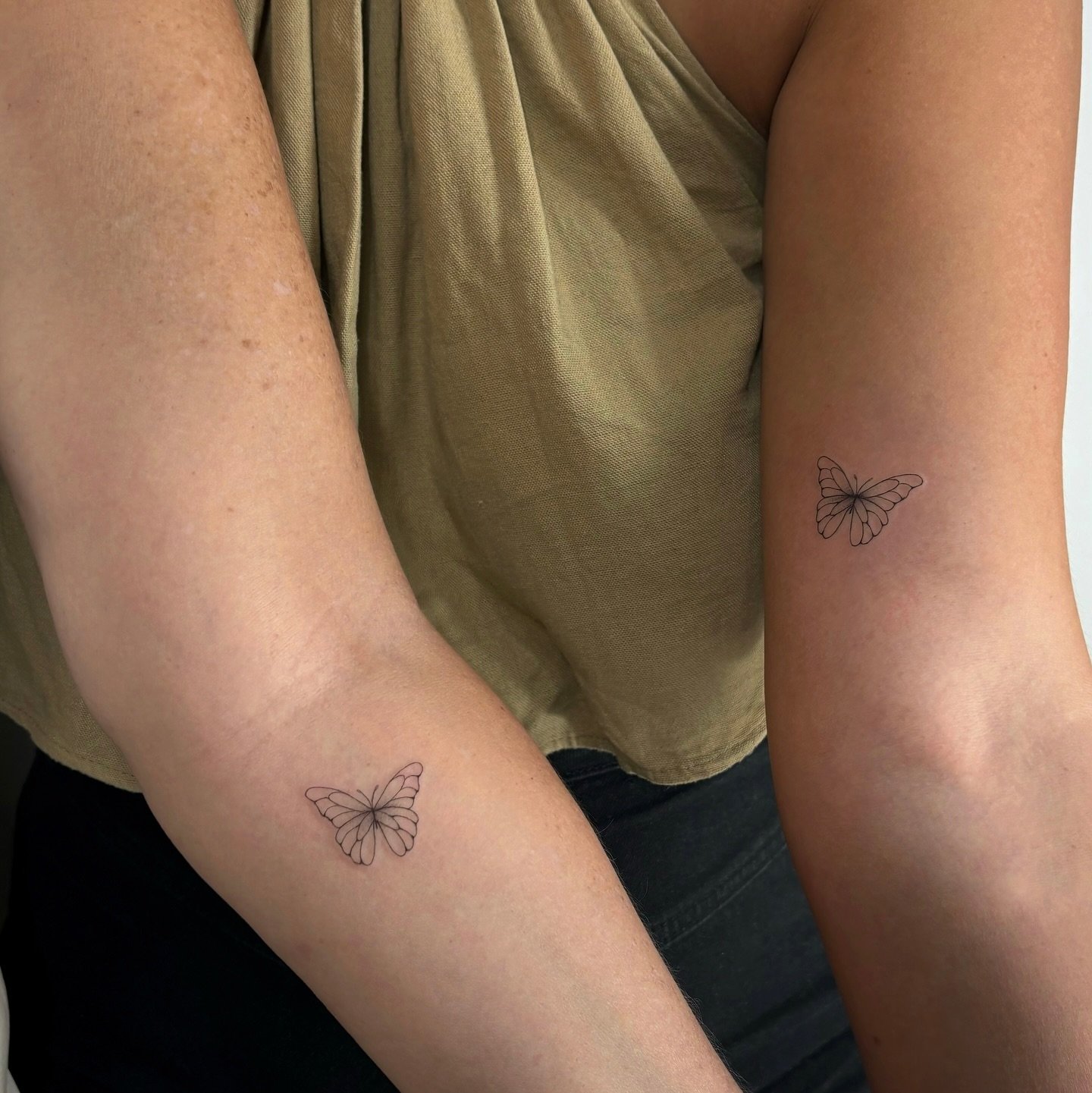 Tatuaje de mariposa en brazo, línea fina Sinkply Madrid