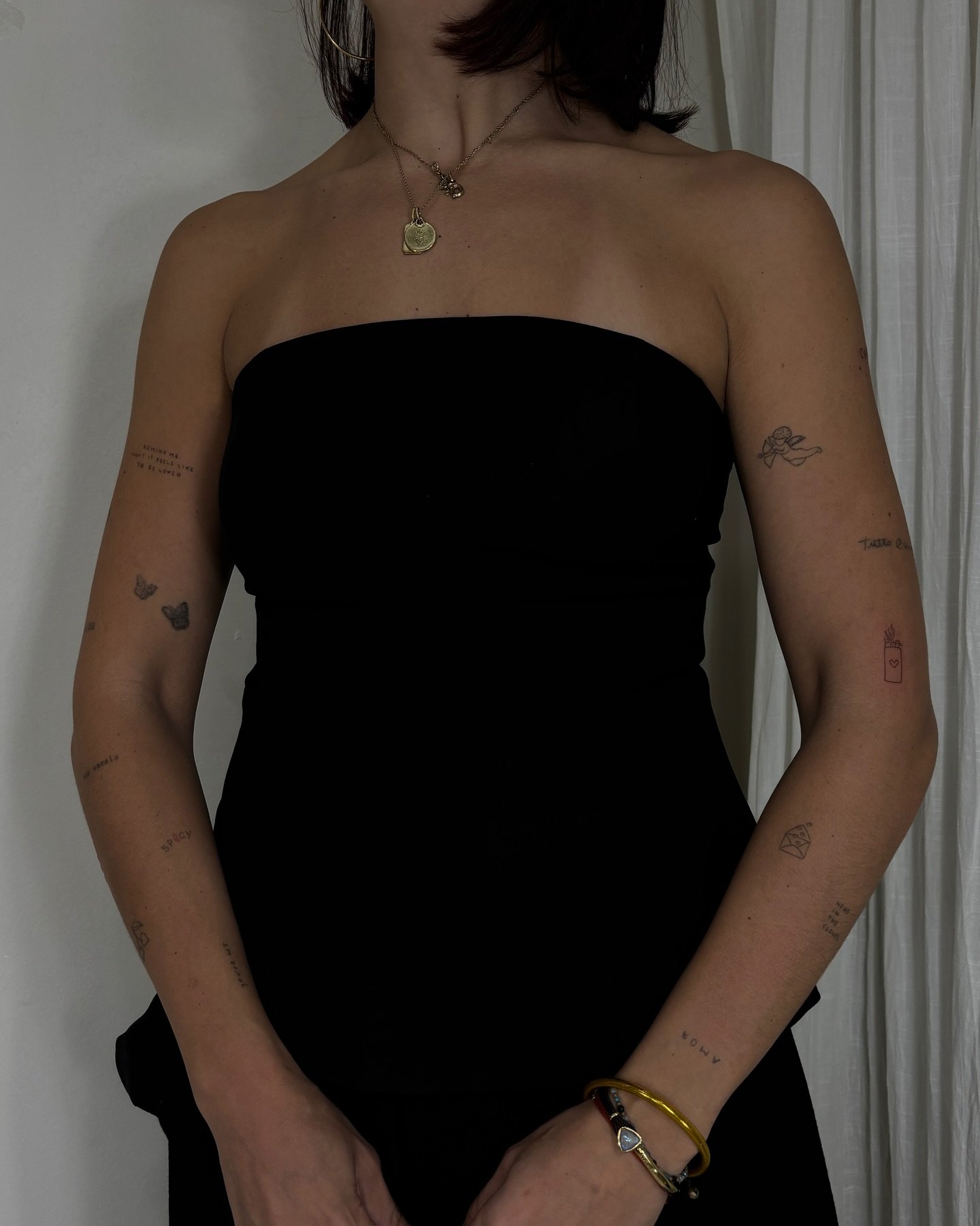 Tatuaje de mariposa en brazo, línea fina Sinkply Madrid