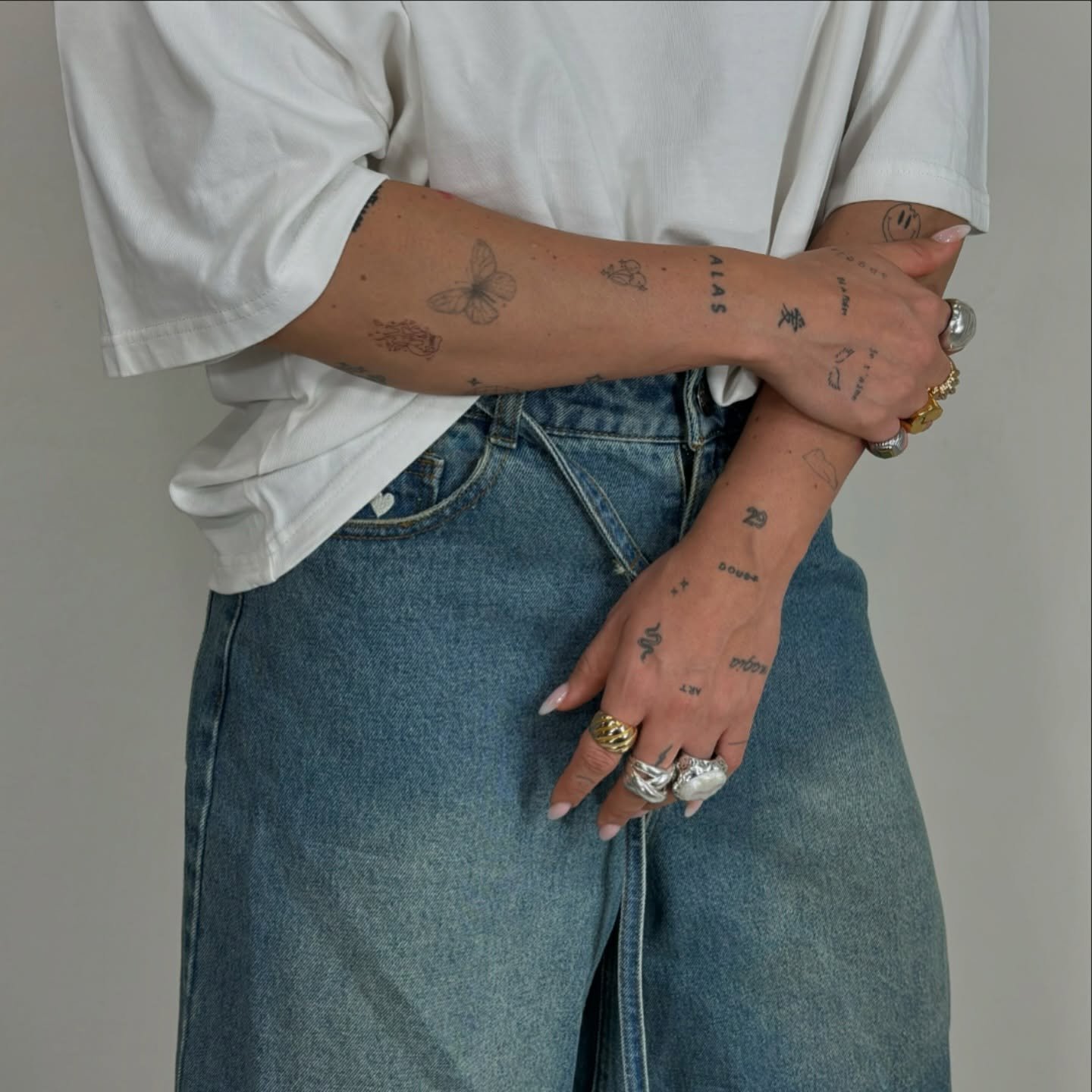 Tatuaje de mariposa en brazo, línea fina Sinkply Madrid