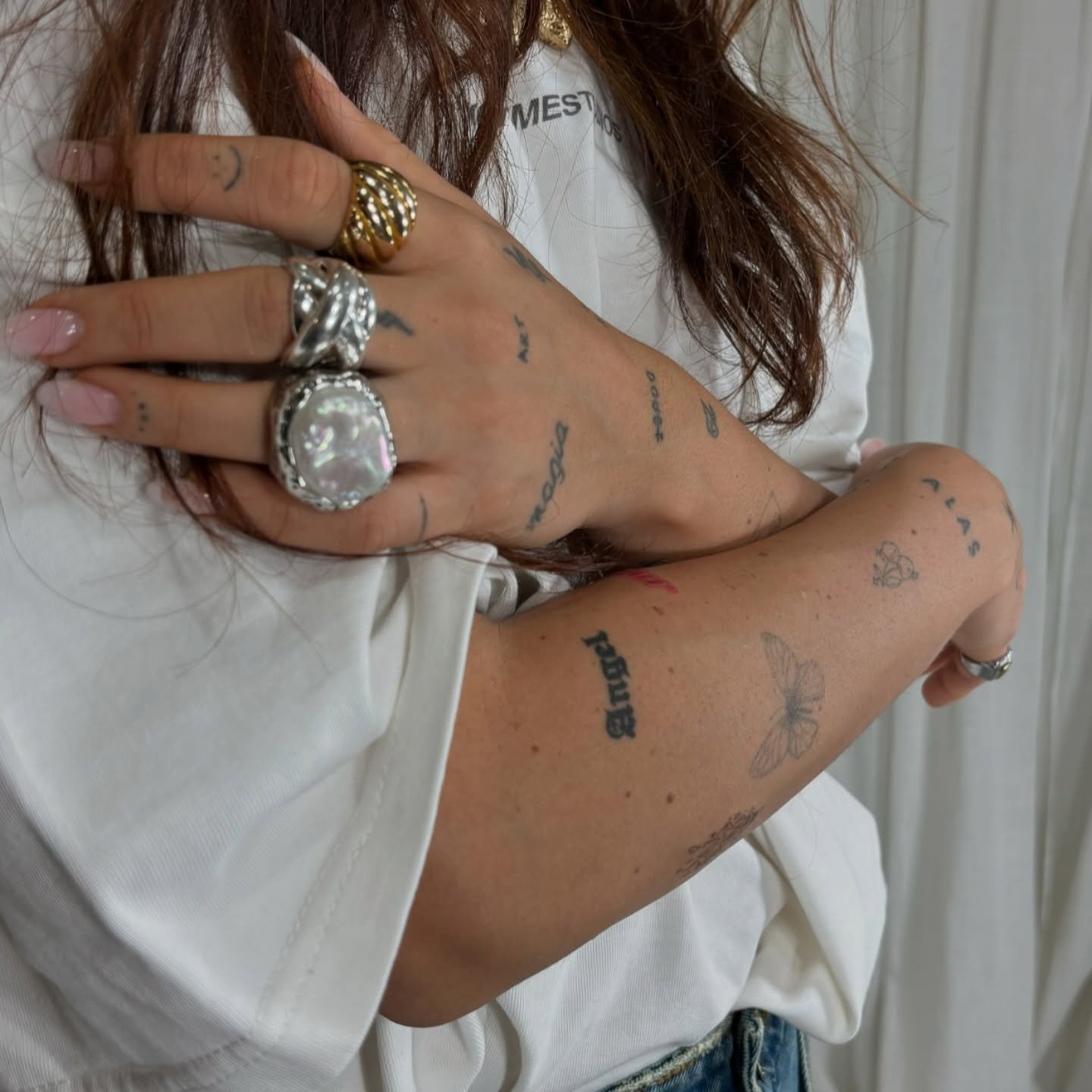 Tatuaje de mariposa en brazo, línea fina Sinkply Madrid