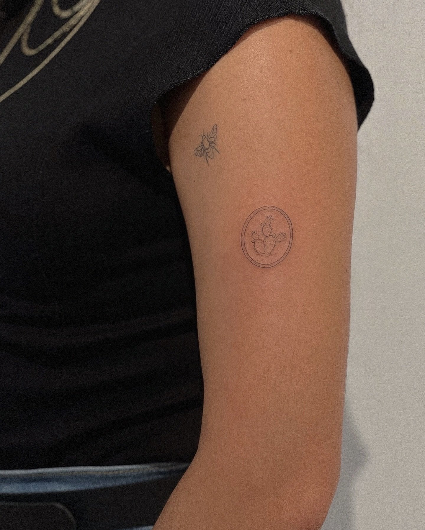 Tatuaje de mariposa en brazo, línea fina Sinkply Madrid
