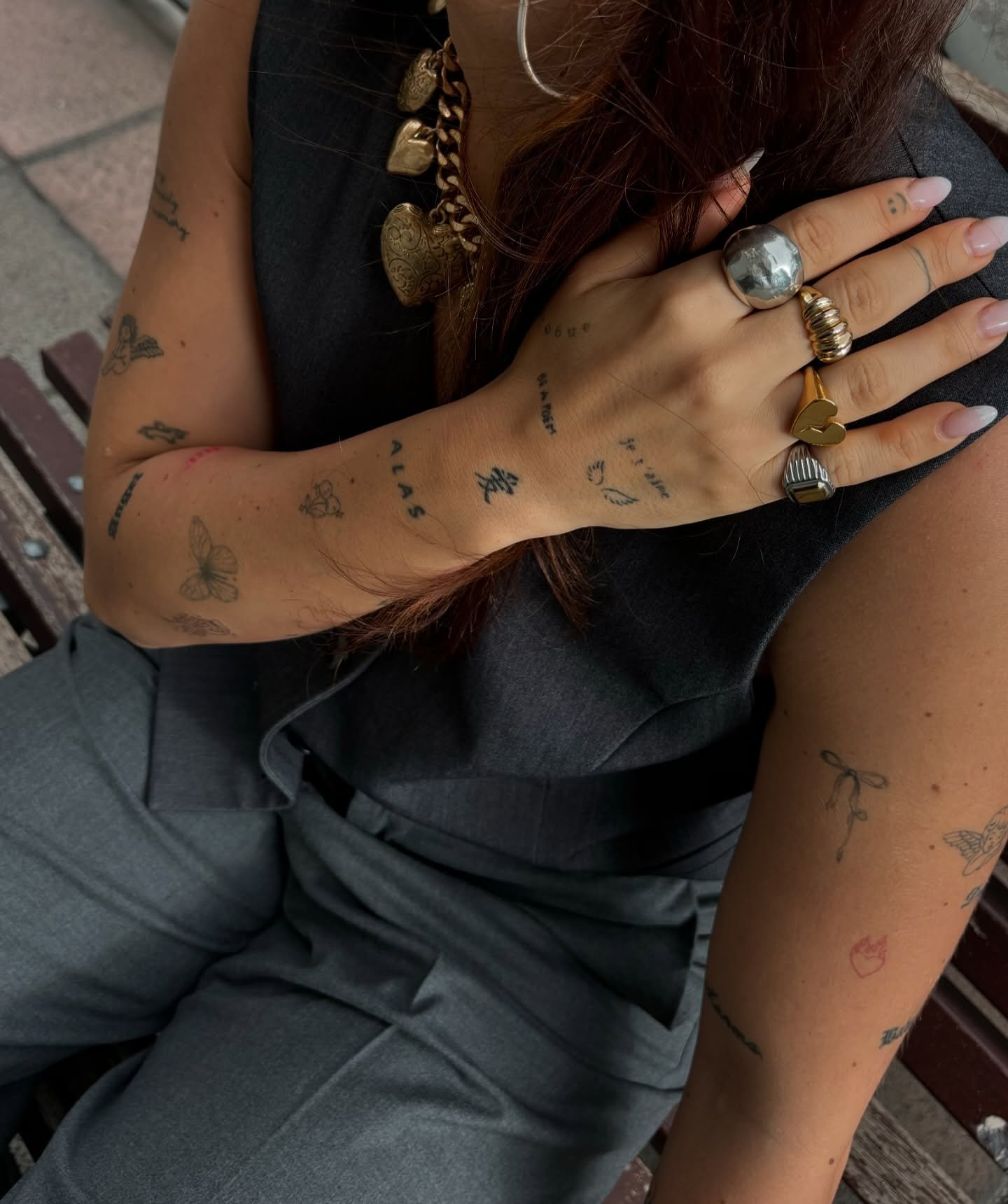 Tatuaje de mariposa en brazo, línea fina Sinkply Madrid