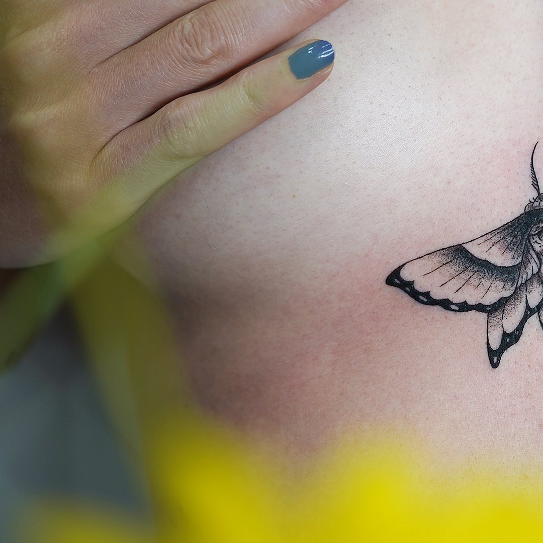 Tatuaje de mariposa en cuello, línea fina Sinkply Madrid
