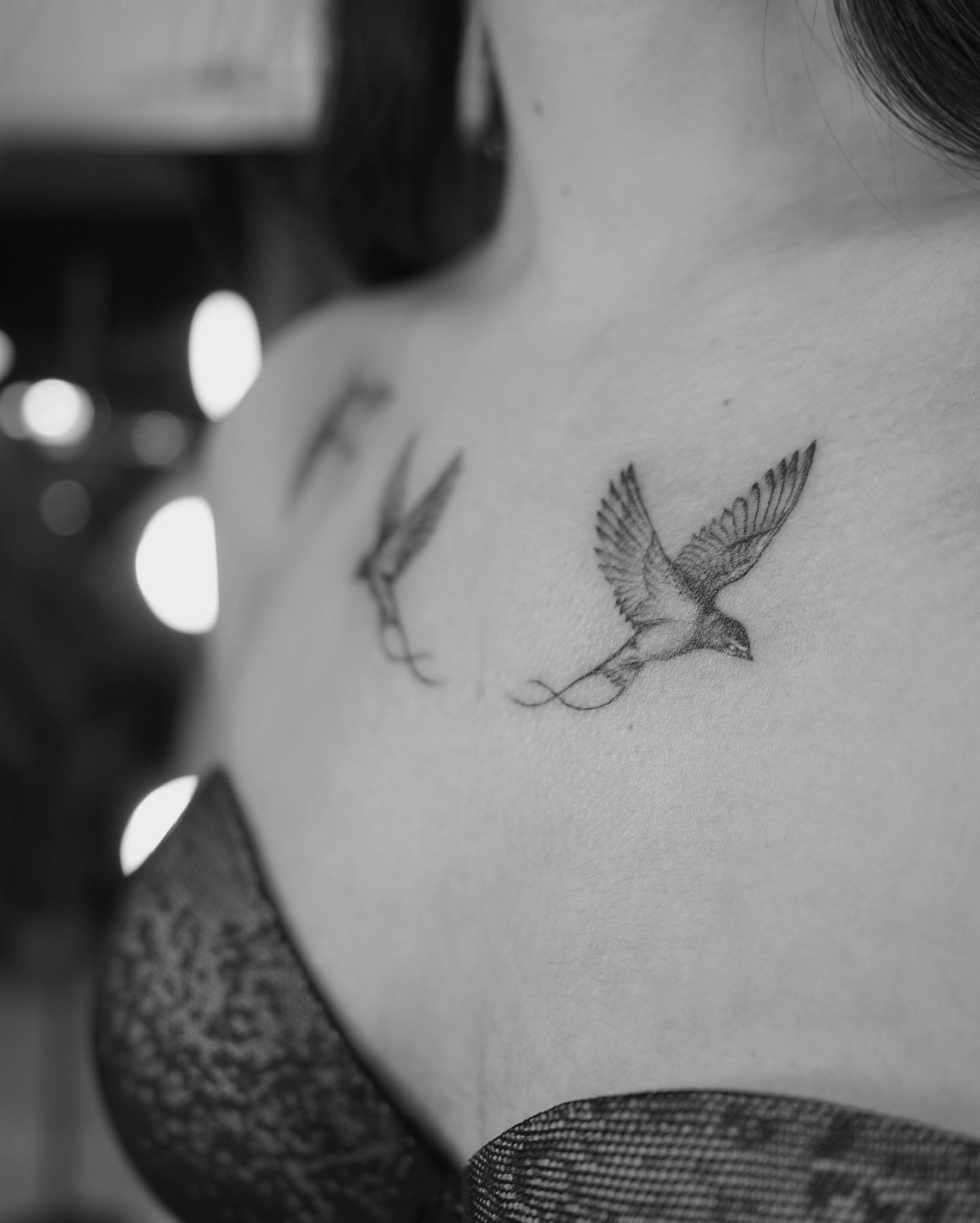 Tatuaje de mariposa en cuello, línea fina Sinkply Madrid