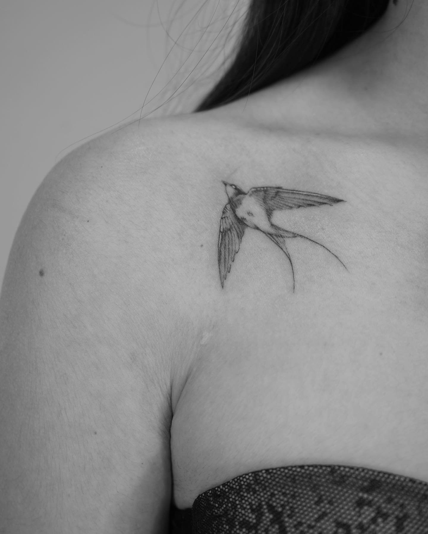 Tatuaje de mariposa en espalda, línea fina Sinkply Madrid