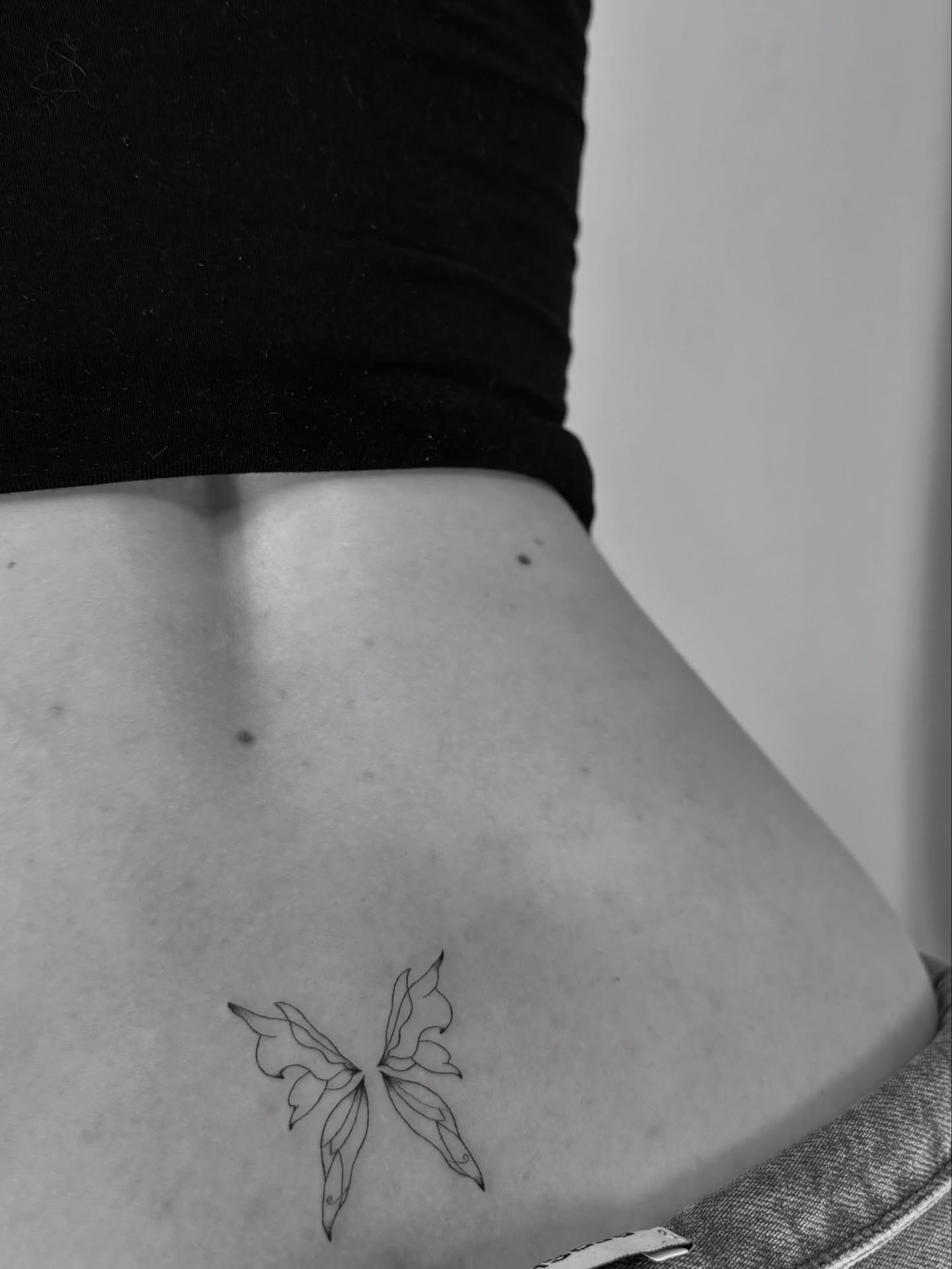 Tatuaje de mariposa en espalda, línea fina Sinkply Madrid