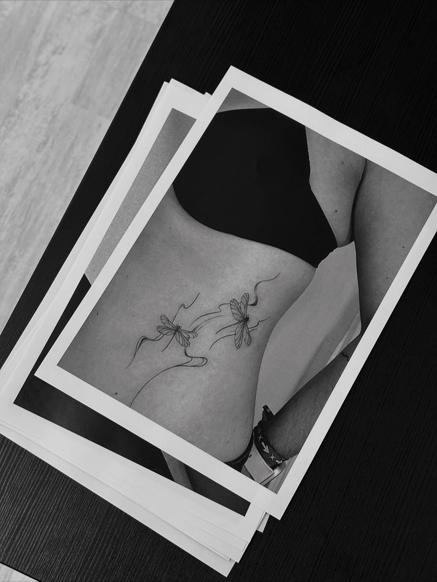 Tatuaje de mariposa en espalda, línea fina Sinkply Madrid