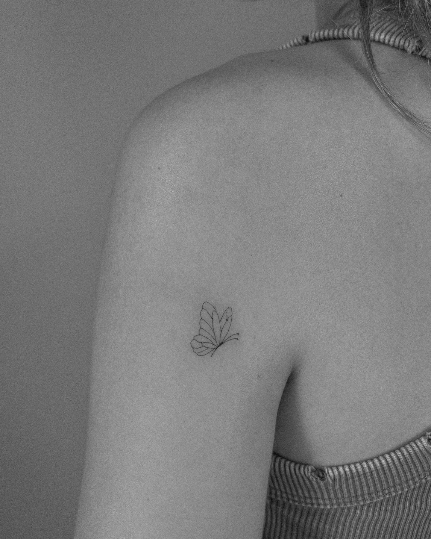 Tatuaje de mariposa en espalda, línea fina Sinkply Madrid