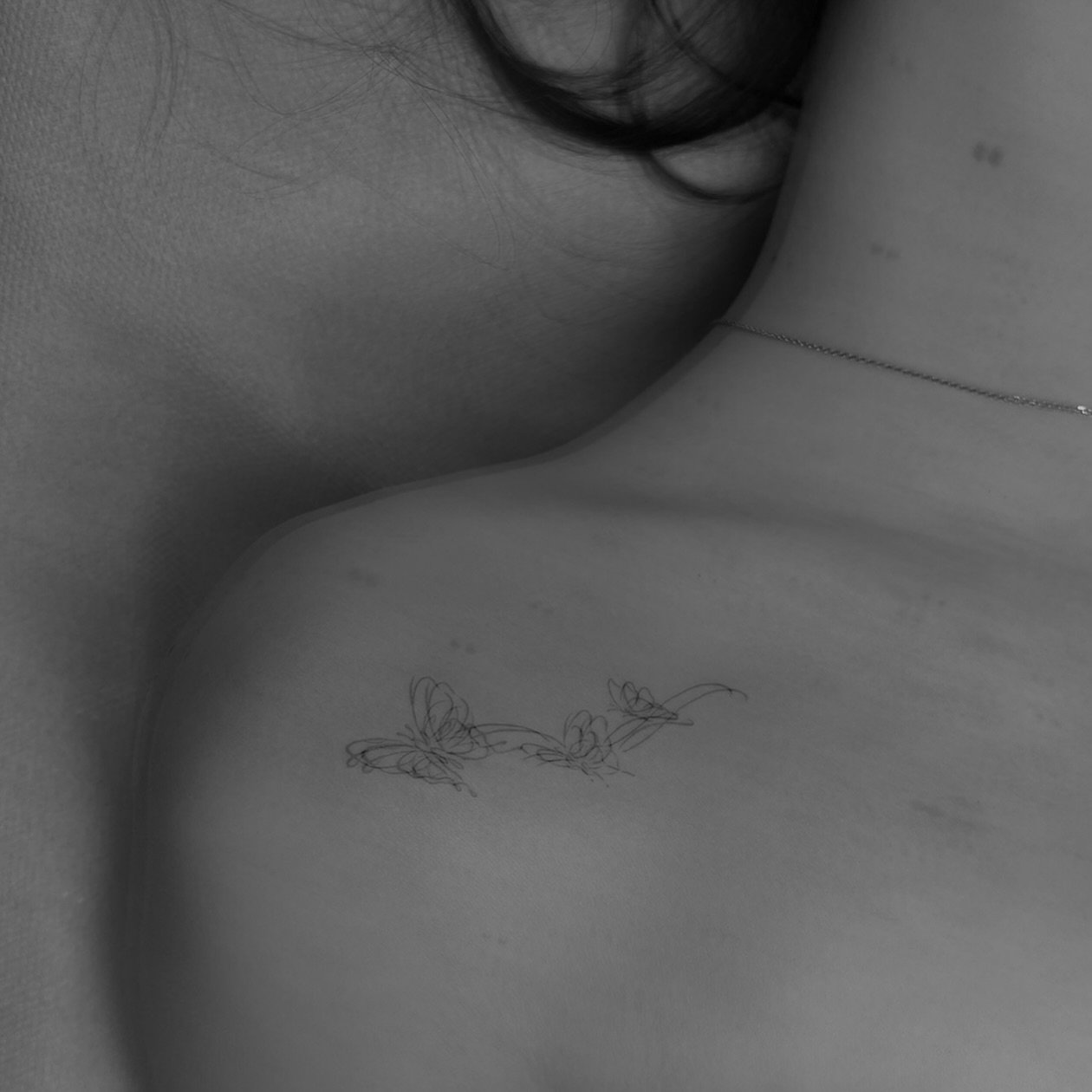 Tatuaje de mariposa en hombro, línea fina Sinkply Madrid