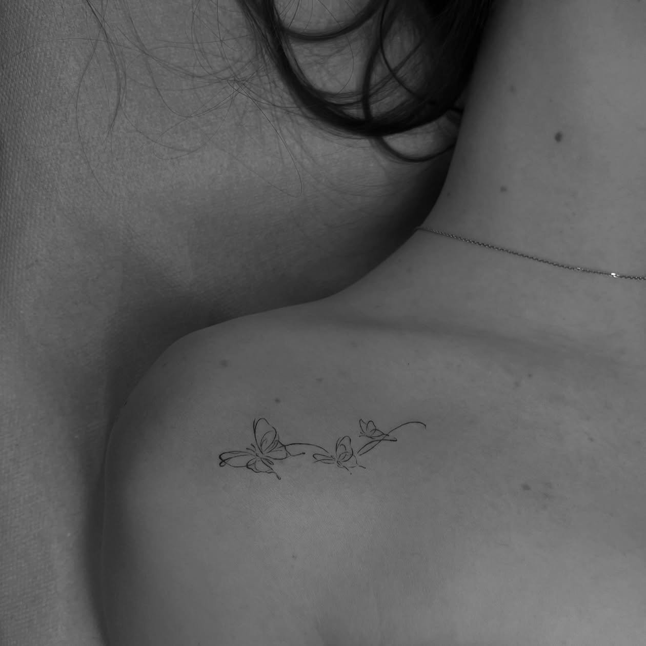 Tatuaje de mariposa en hombro, línea fina Sinkply Madrid
