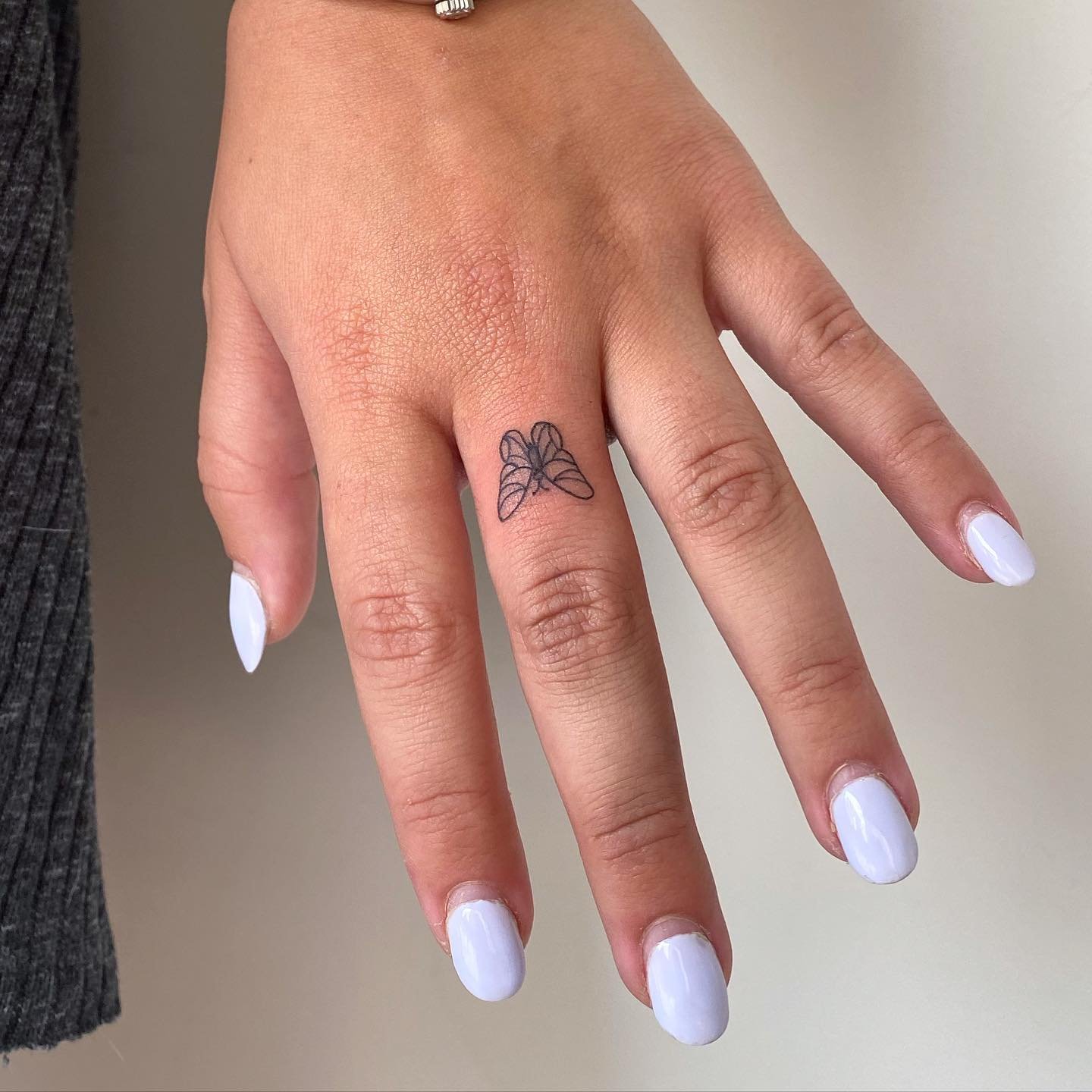 Tatuaje de mariposa en mano, línea fina Sinkply Madrid