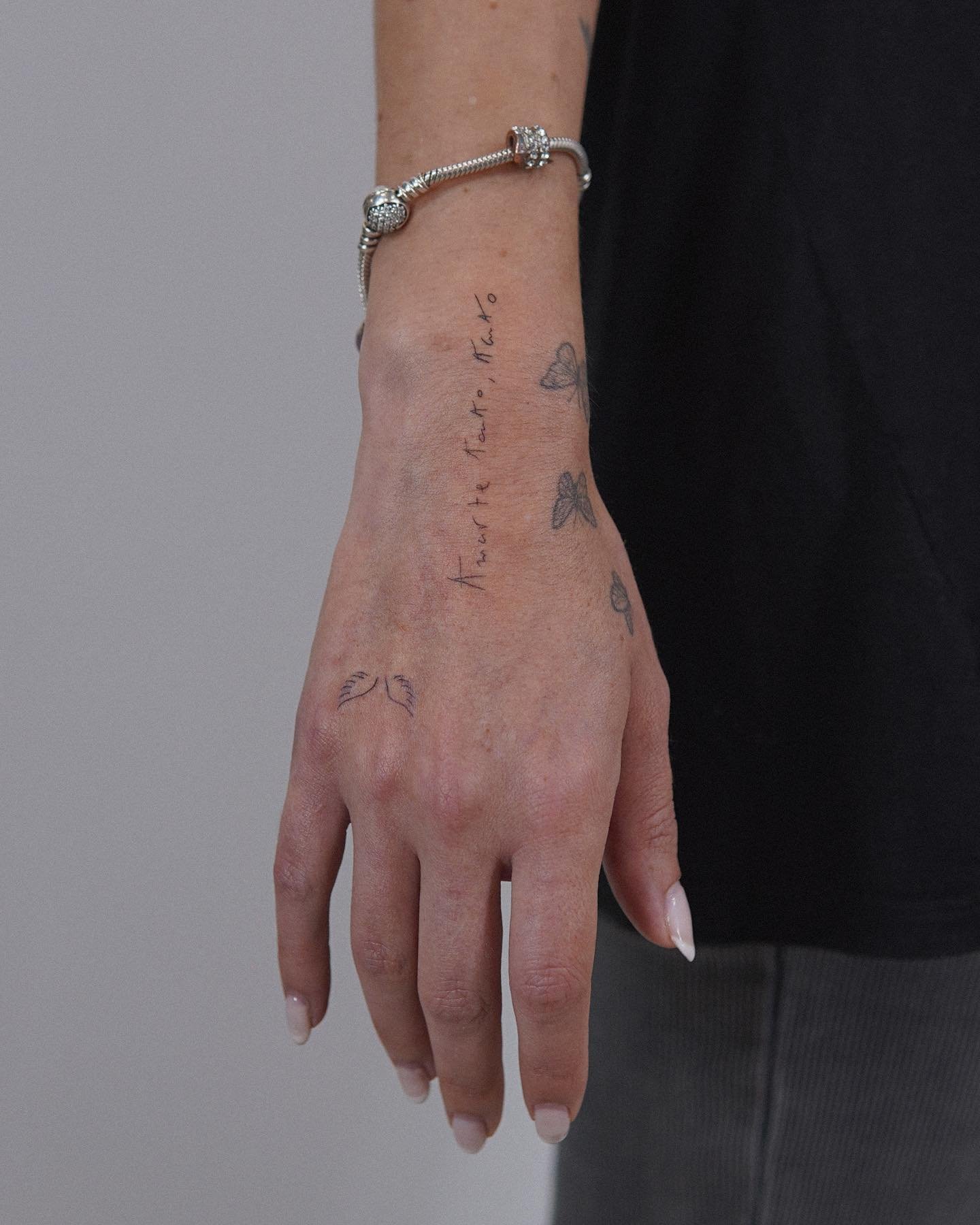 Tatuaje de mariposa en mano, línea fina Sinkply Madrid