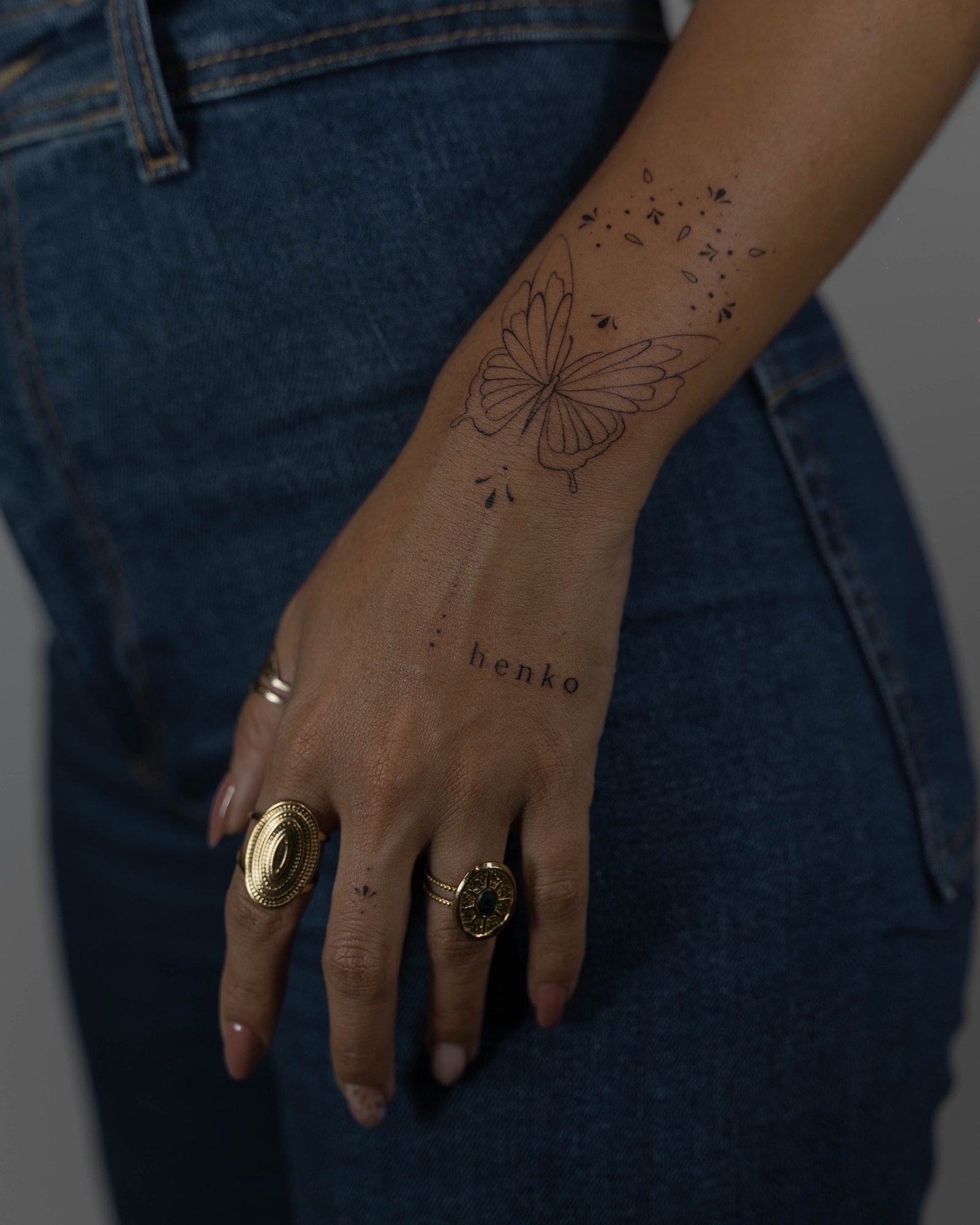 Tatuaje de mariposa en mano, línea fina Sinkply Madrid