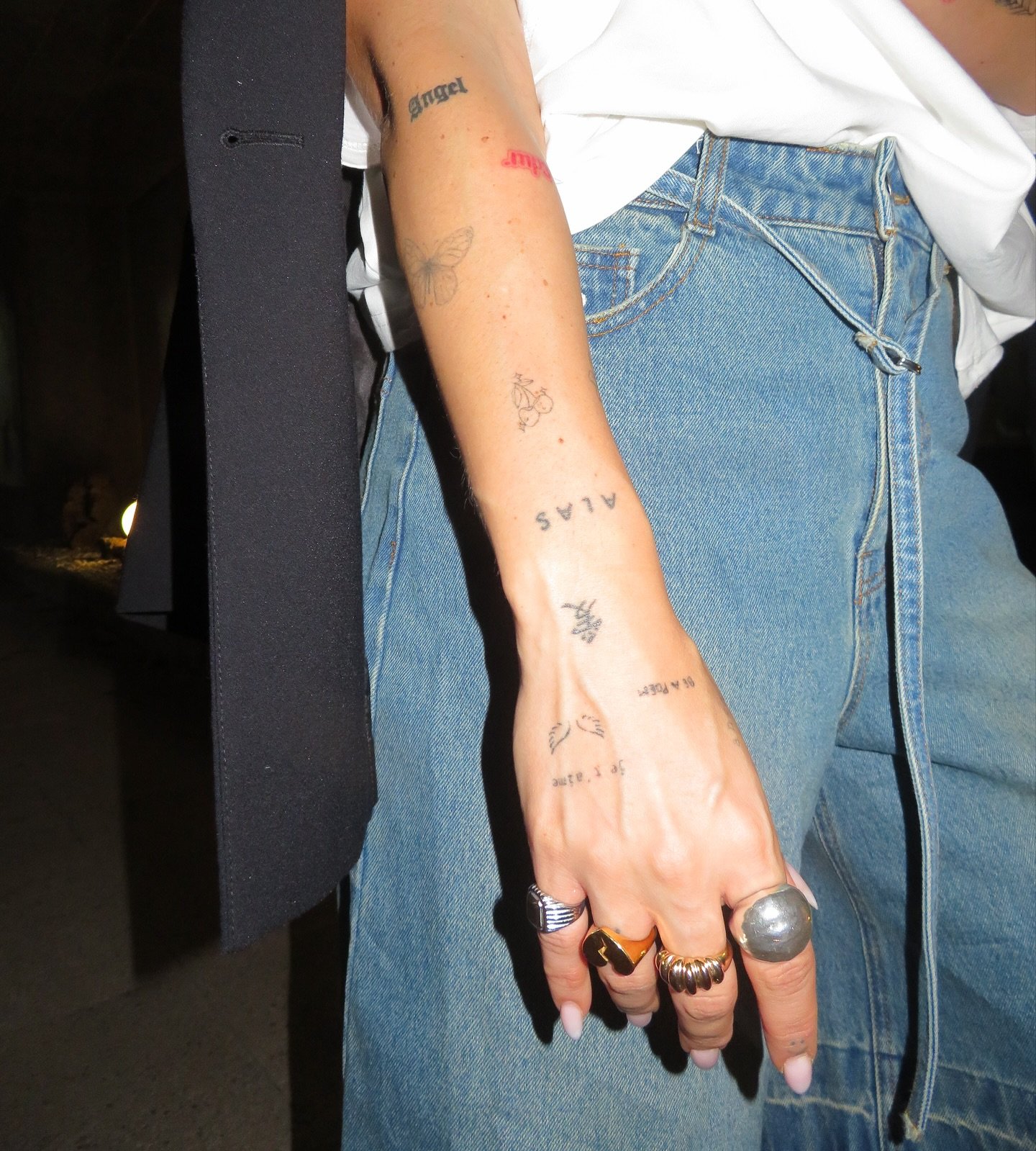 Tatuaje de mariposa en mano, línea fina Sinkply Madrid