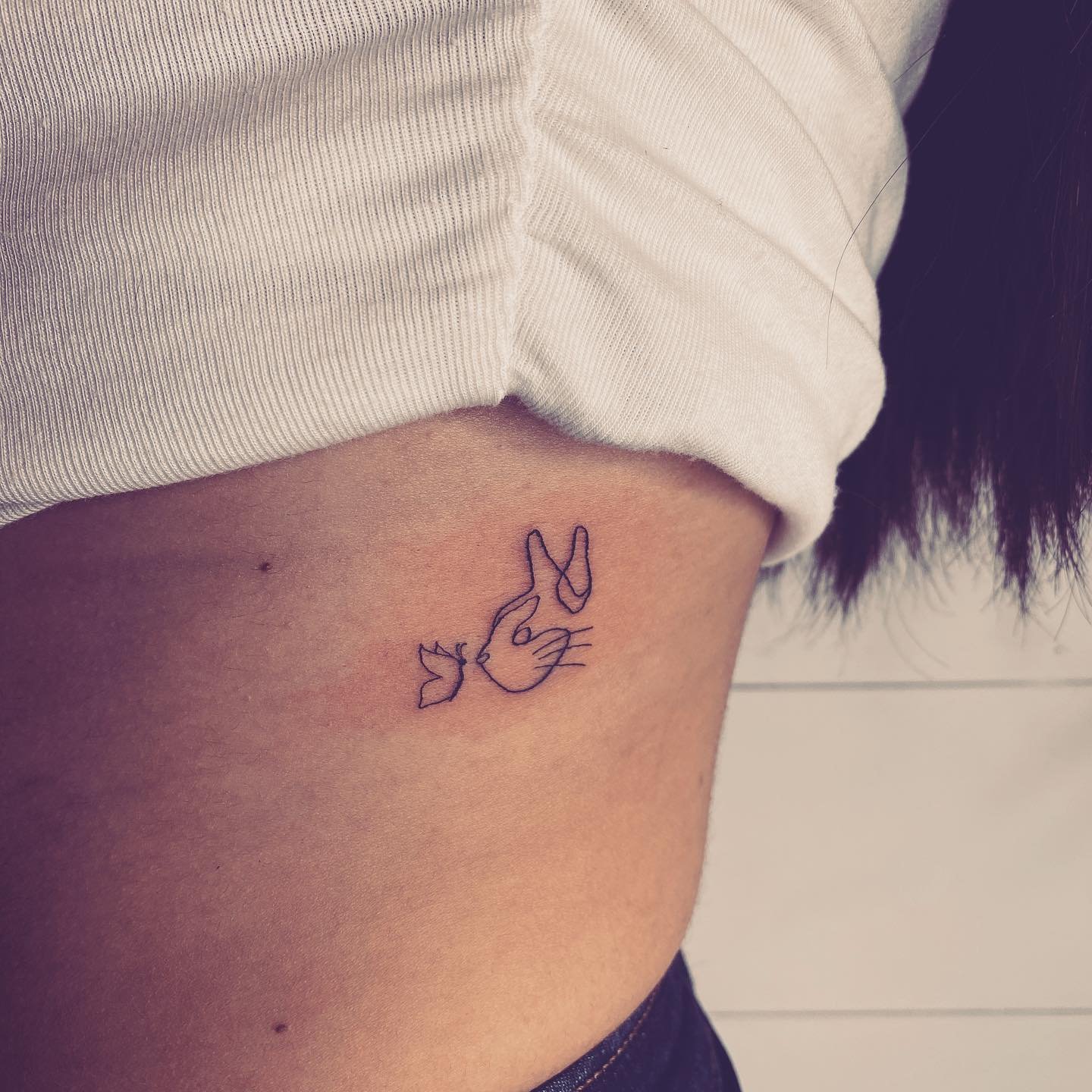 Tatuaje de mariposa en muslo, línea fina Sinkply Madrid